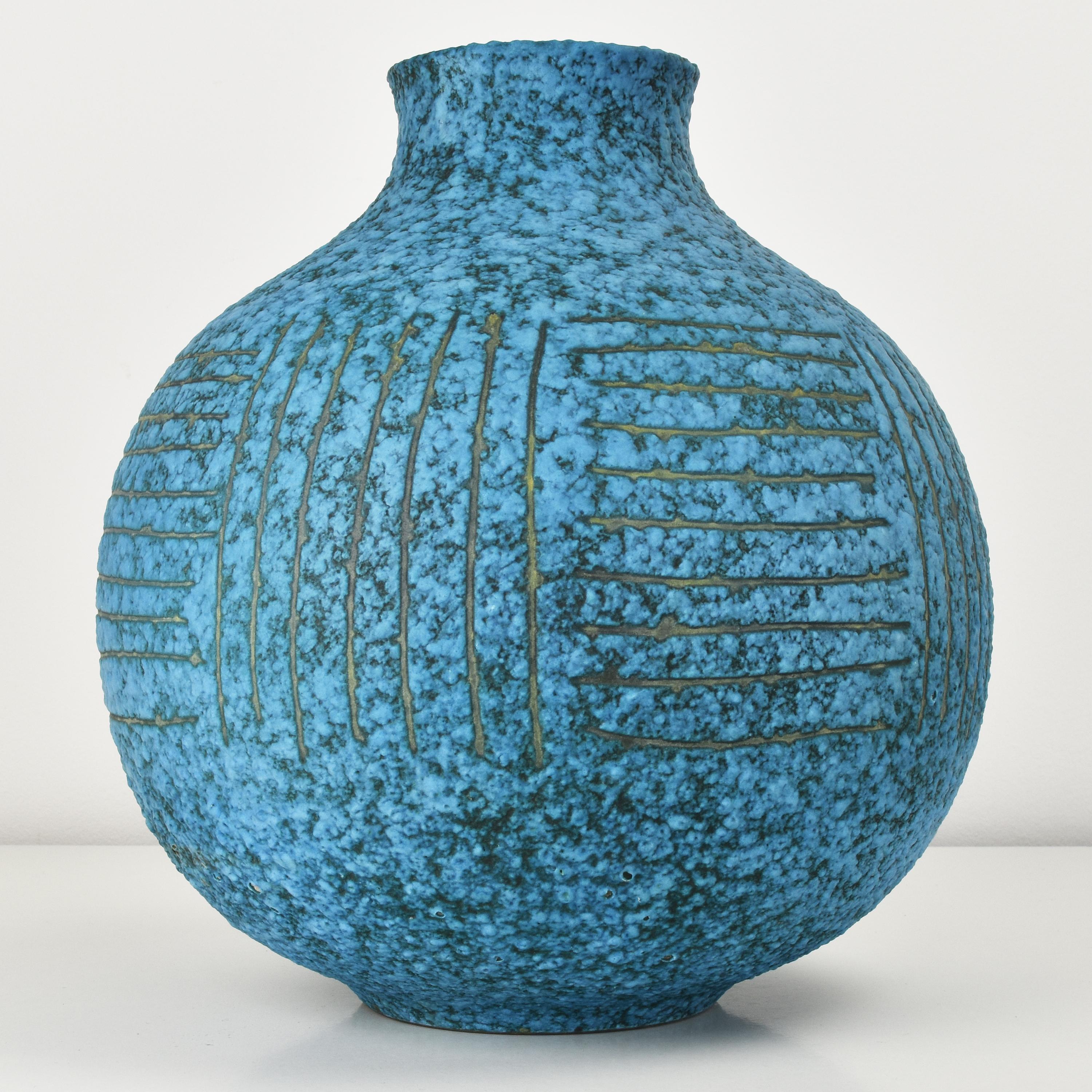 Mid-Century Modern Stunning Alvino Bagni Sgaffito Vase Turquoise Fat Lava Pottery Vase Raymor For Sale