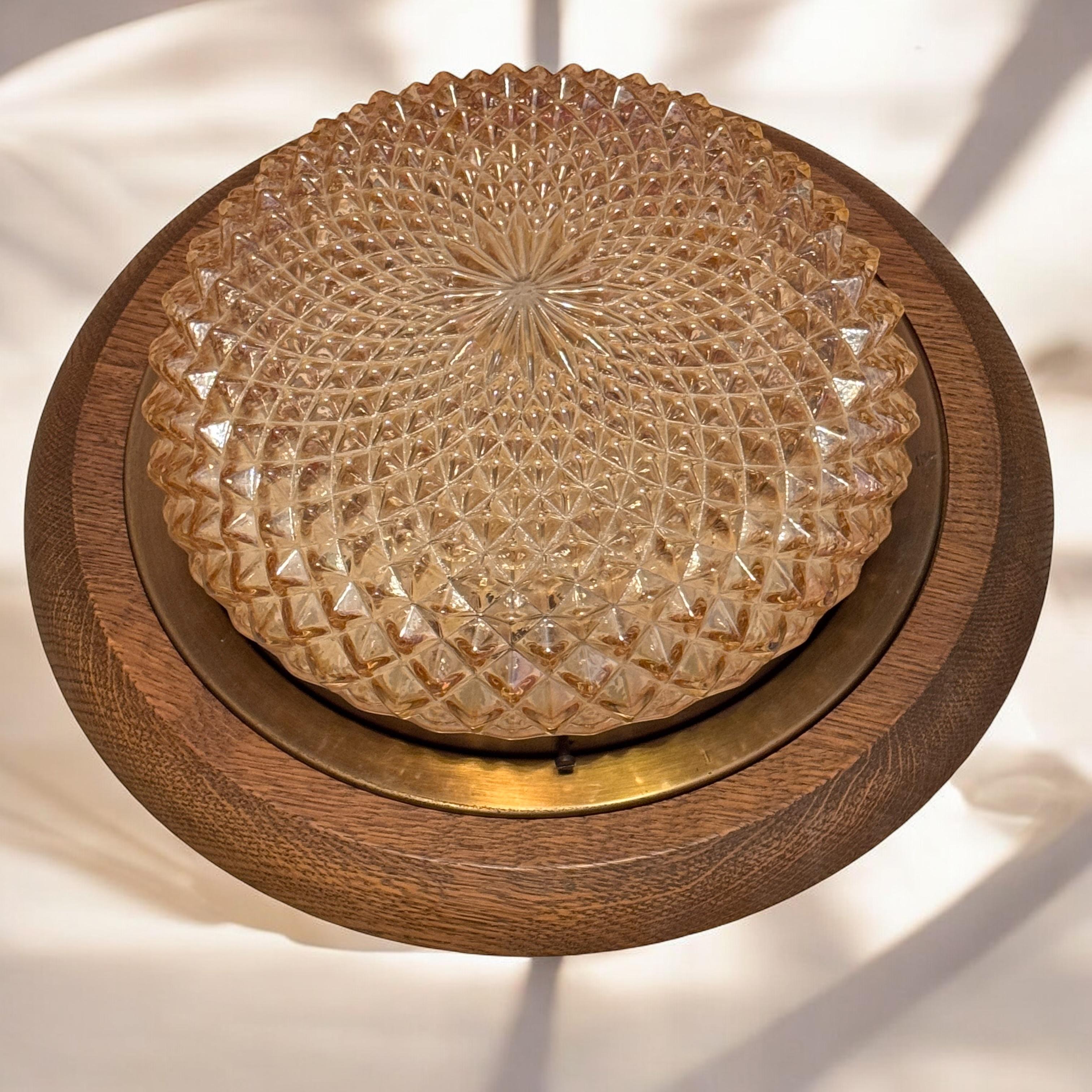 Superbe plafonnier en verre ambré et en Wood Flush Mount, années 1970 Massive Lighting en vente 4