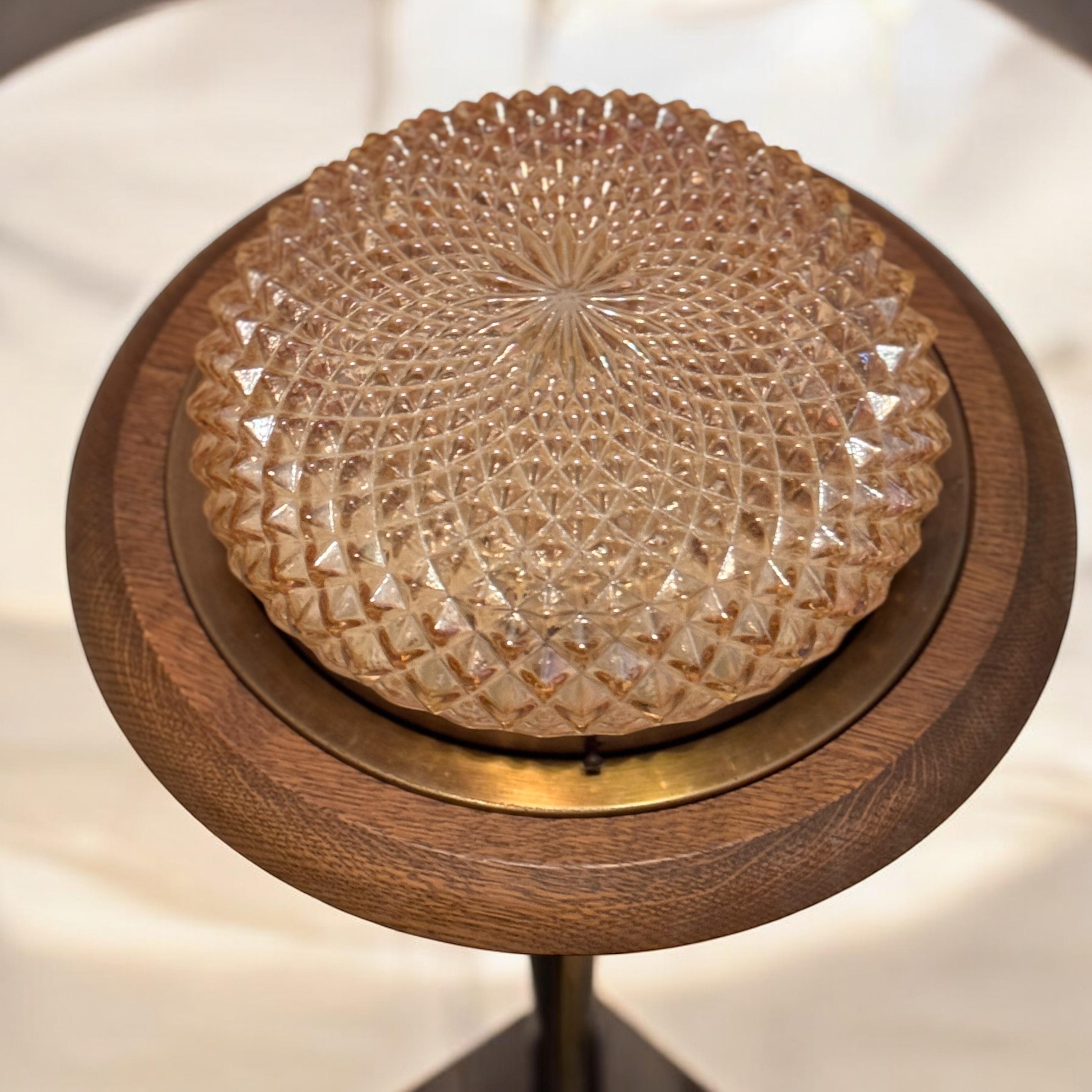Superbe plafonnier en verre ambré et en Wood Flush Mount, années 1970 Massive Lighting en vente 5