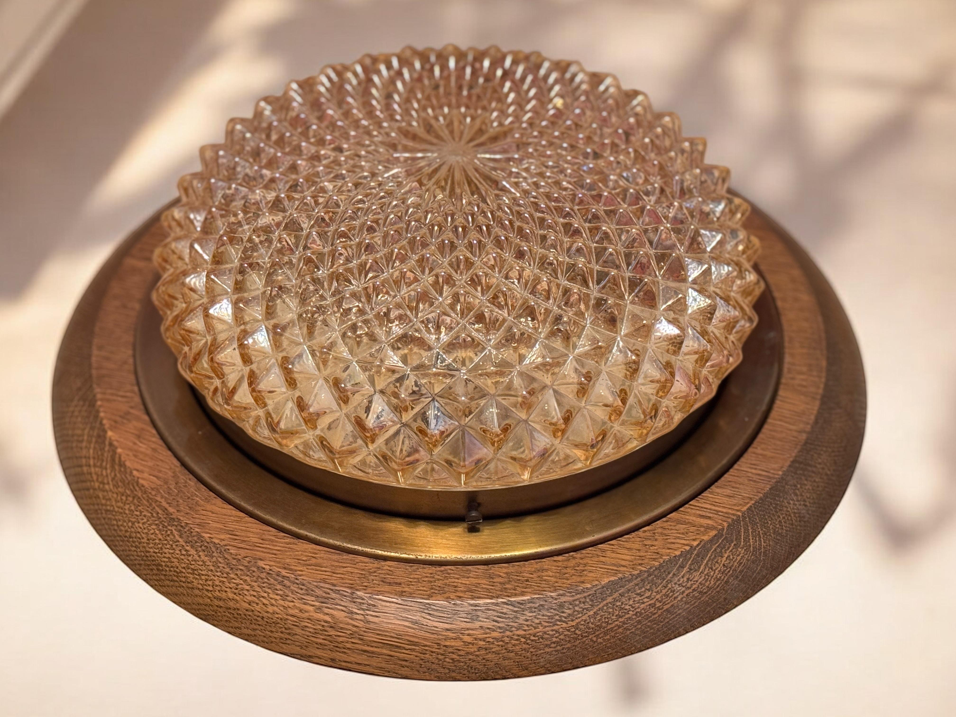 Superbe plafonnier en verre ambré et en Wood Flush Mount, années 1970 Massive Lighting en vente 6