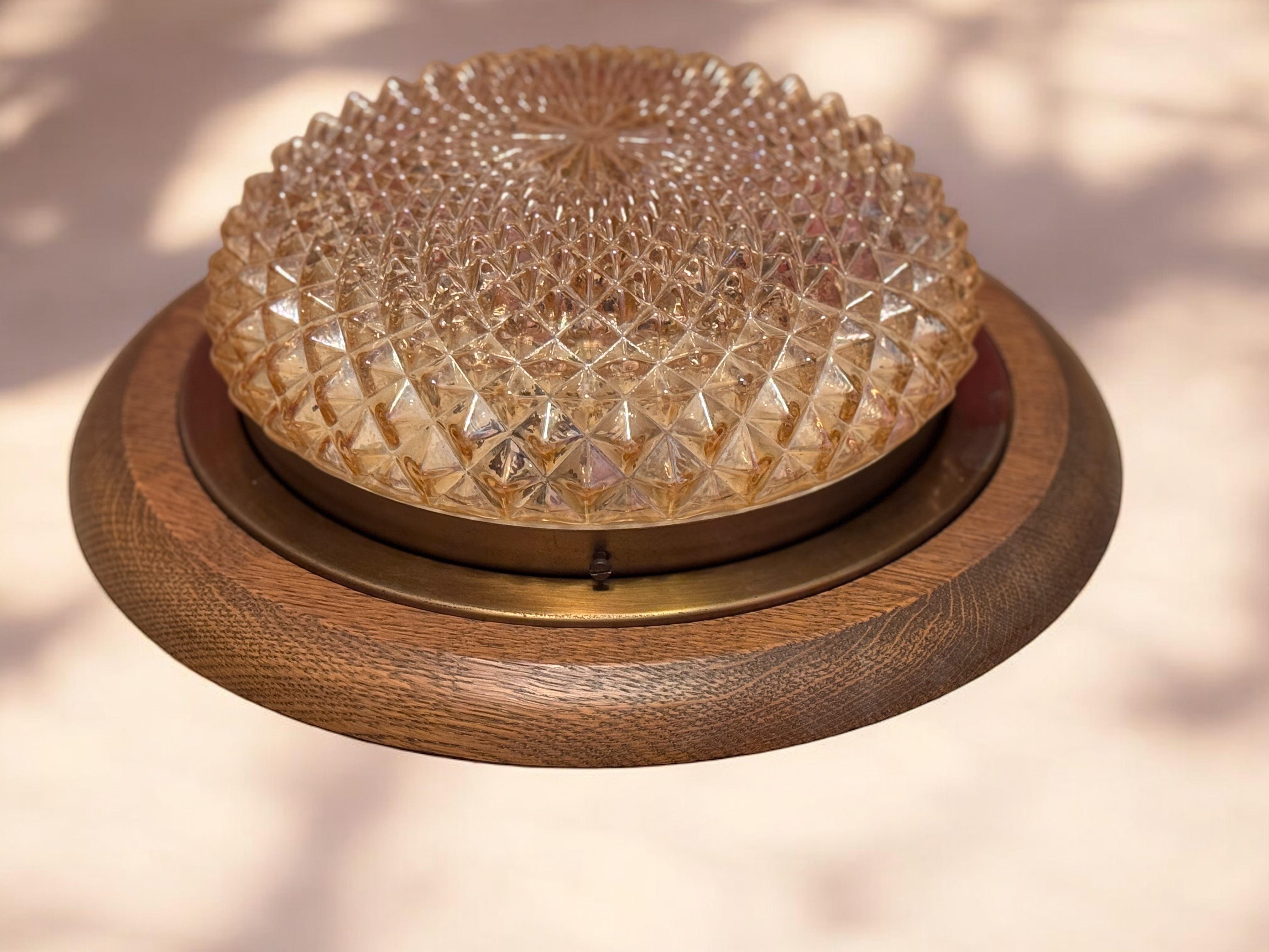 Superbe plafonnier en verre ambré et en Wood Flush Mount, années 1970 Massive Lighting en vente 7