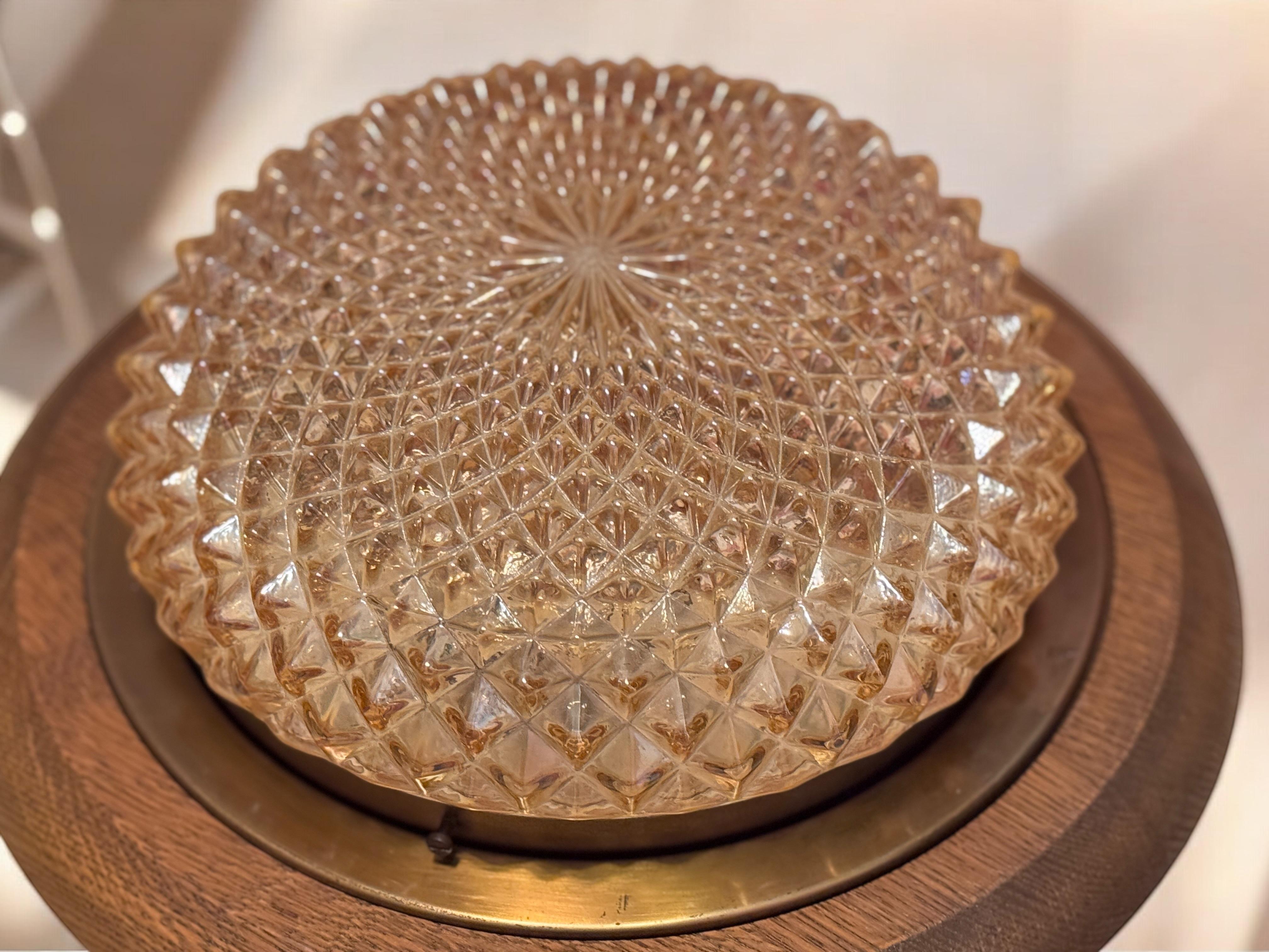 Superbe plafonnier en verre ambré et en Wood Flush Mount, années 1970 Massive Lighting en vente 8