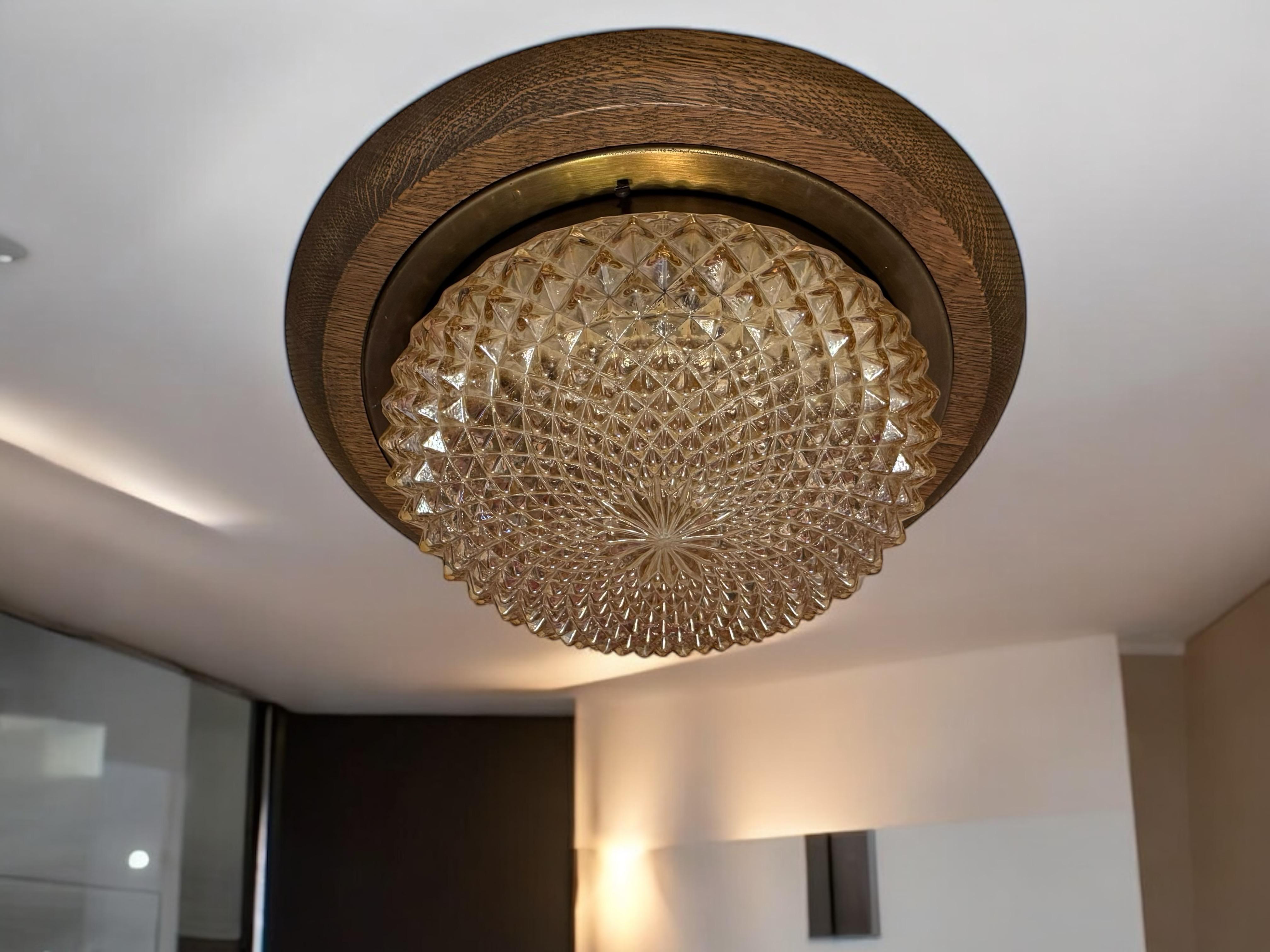 Superbe plafonnier en verre ambré et en Wood Flush Mount, années 1970 Massive Lighting en vente 9