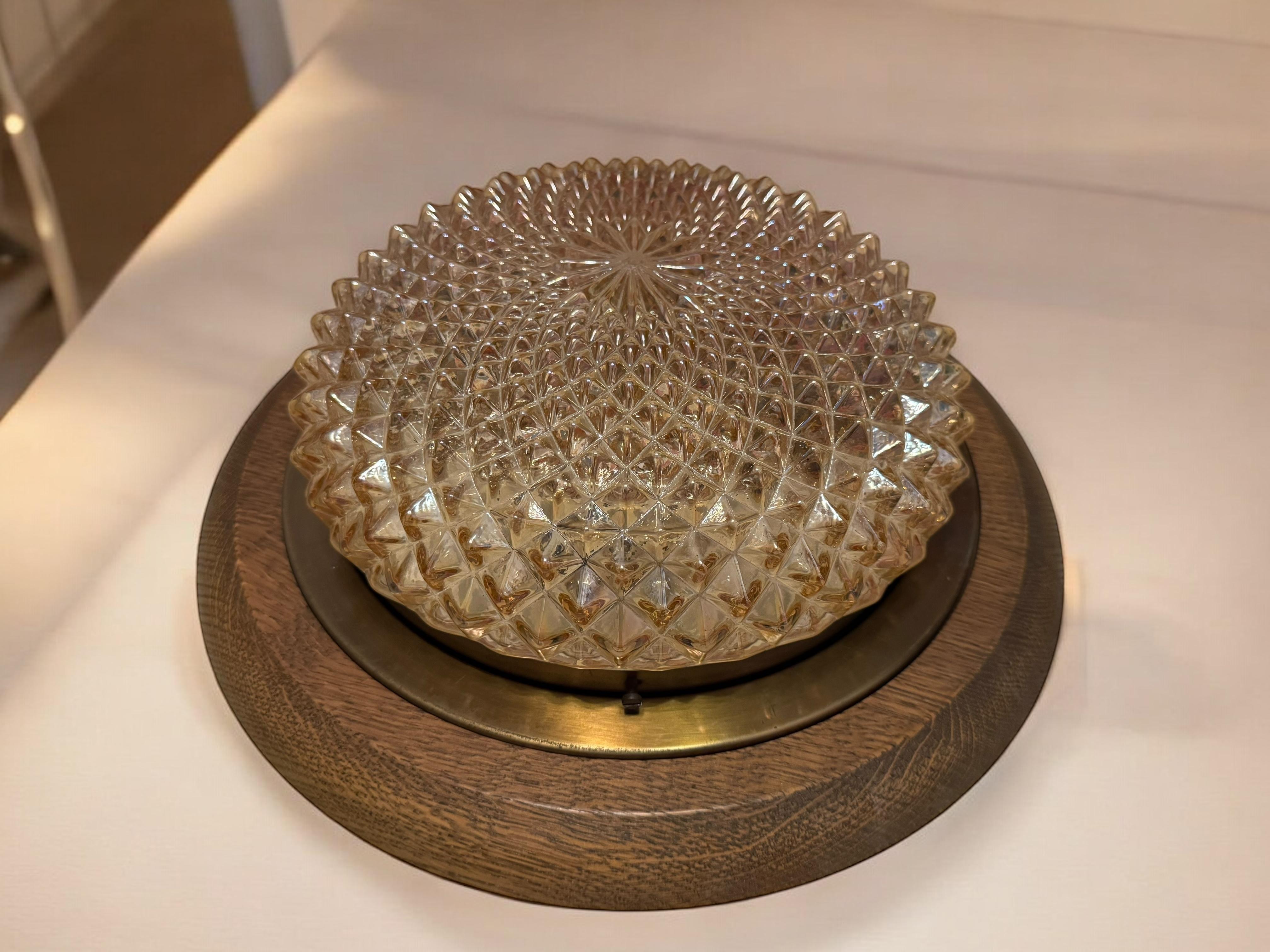 Superbe plafonnier en verre ambré et en Wood Flush Mount, années 1970 Massive Lighting en vente 11