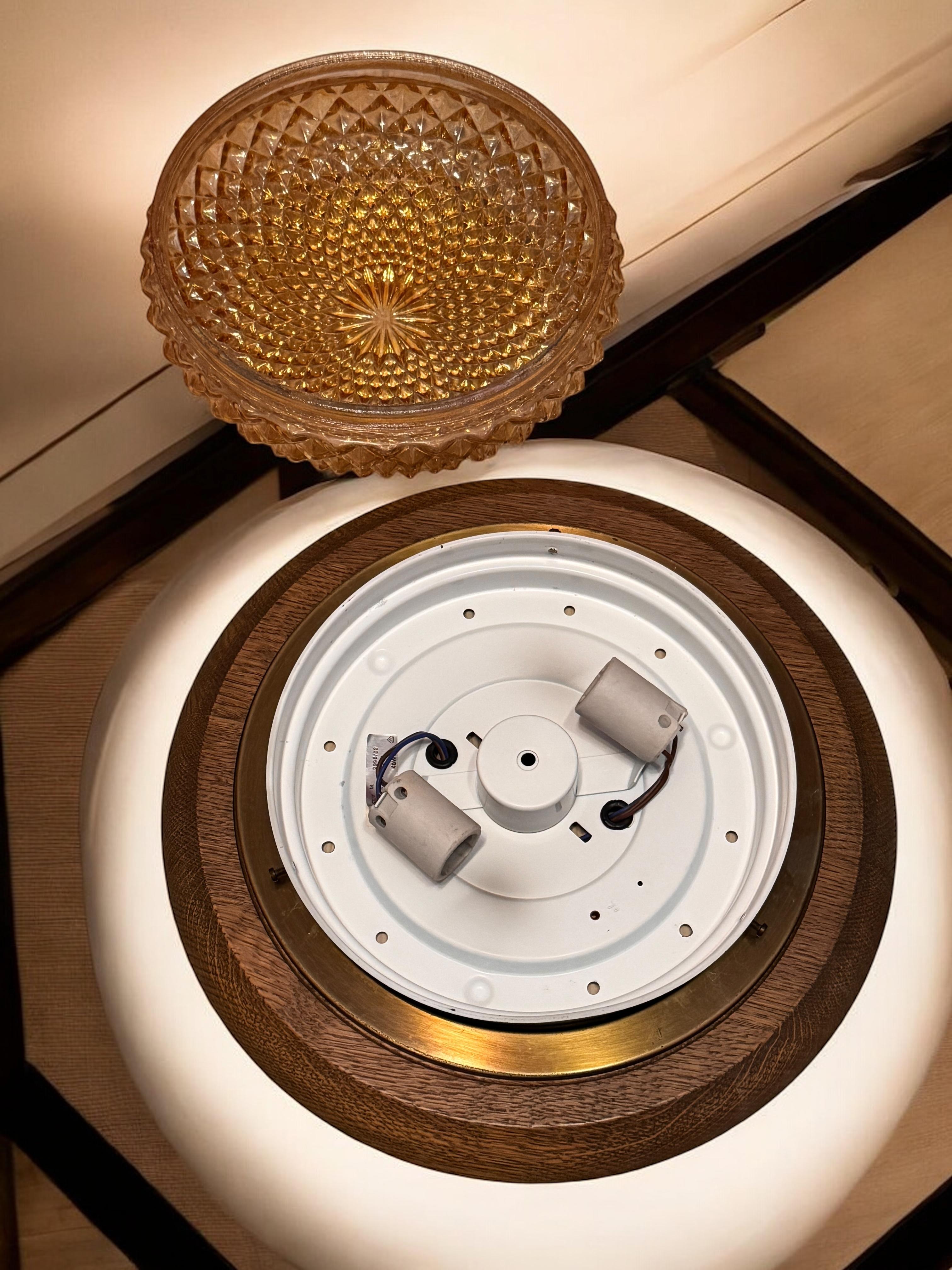Superbe plafonnier en verre ambré et en Wood Flush Mount, années 1970 Massive Lighting en vente 12
