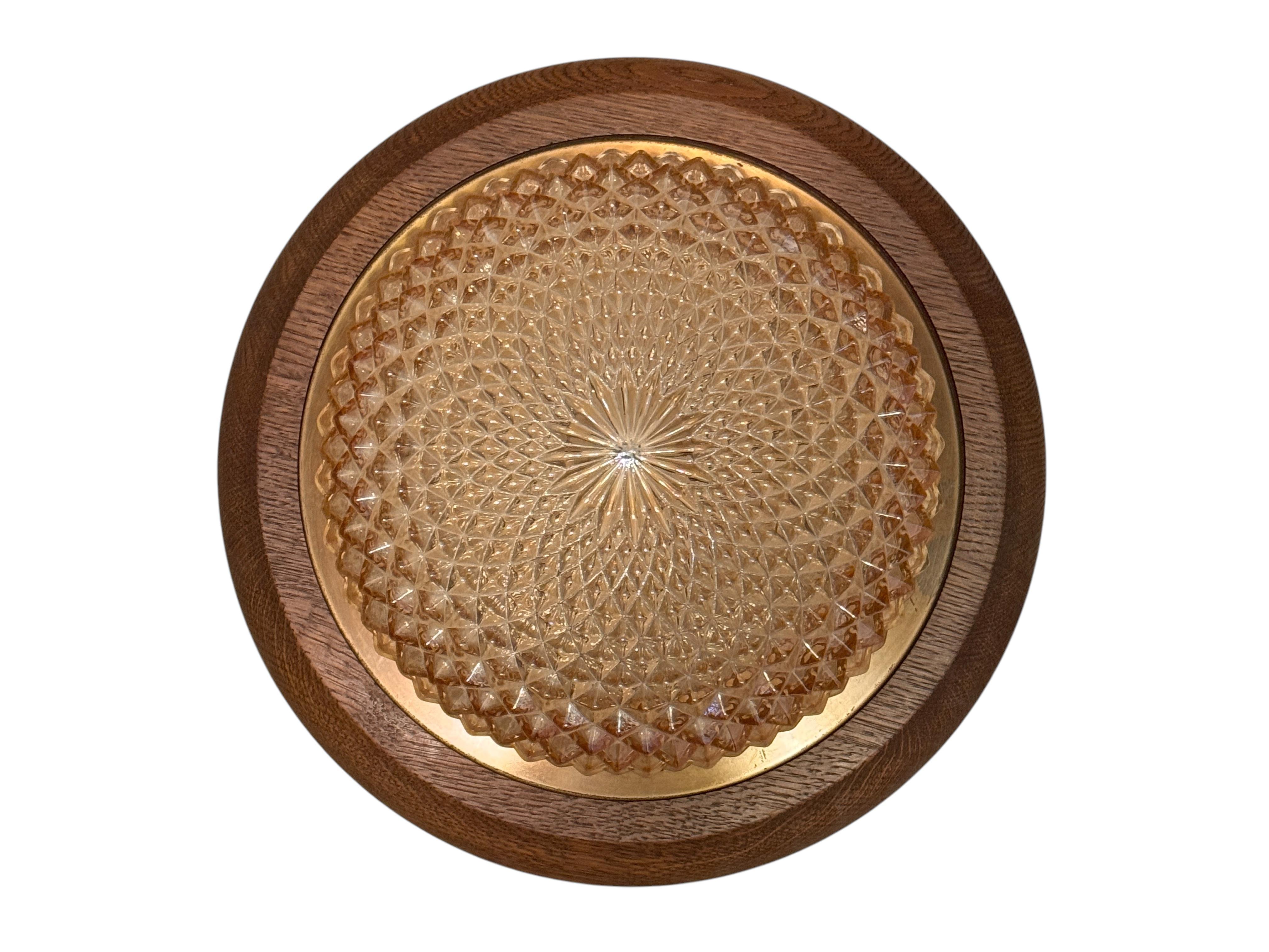 Magnifique plafonnier encastré en verre ambré et en bois. Fabriqué en Allemagne par des éclairages massifs. Magnifique verre texturé encastré avec fixation en métal. Le luminaire nécessite deux ampoules européennes E27 Edison d'une puissance