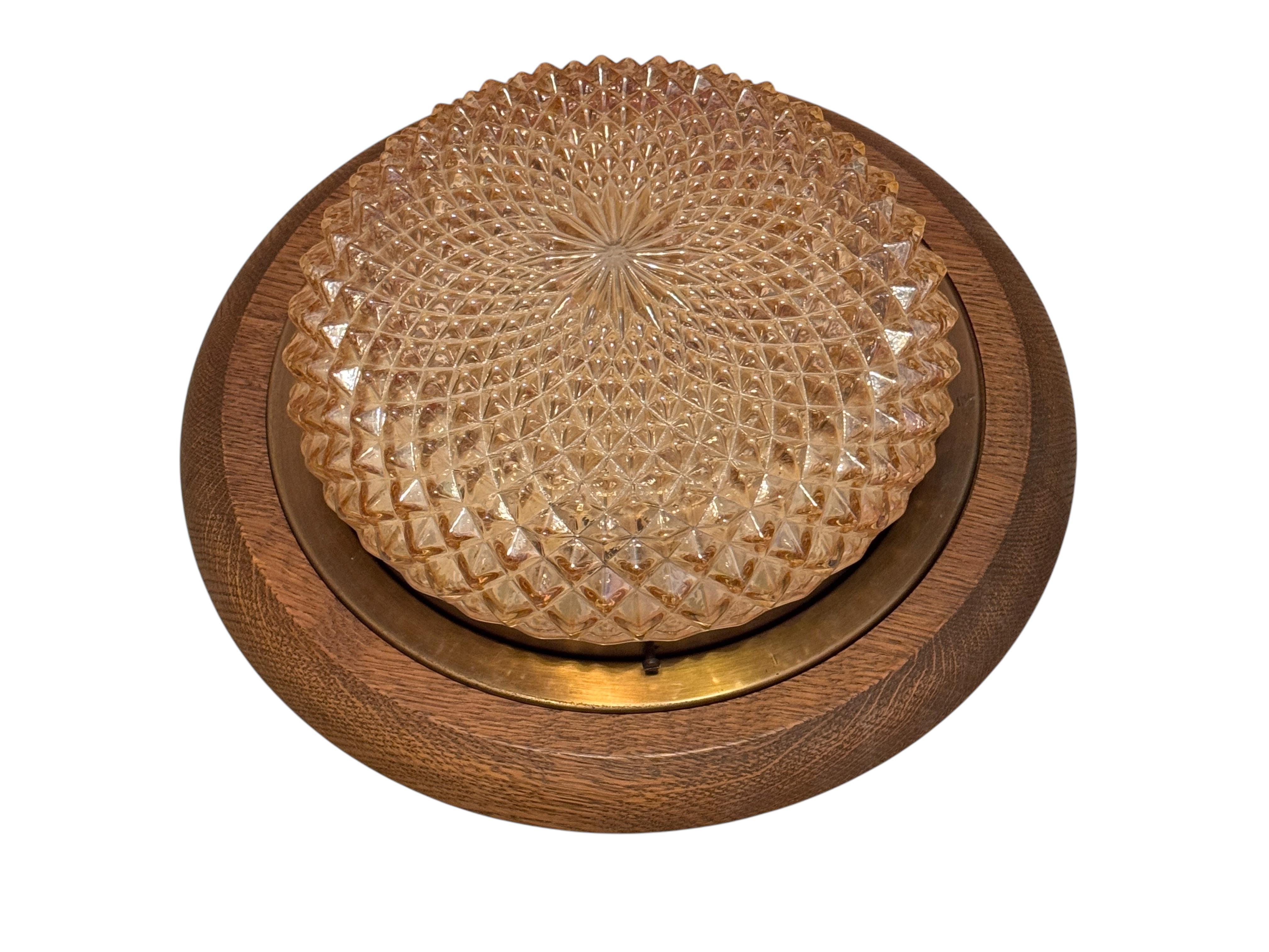 Mid-Century Modern Superbe plafonnier en verre ambré et en Wood Flush Mount, années 1970 Massive Lighting en vente