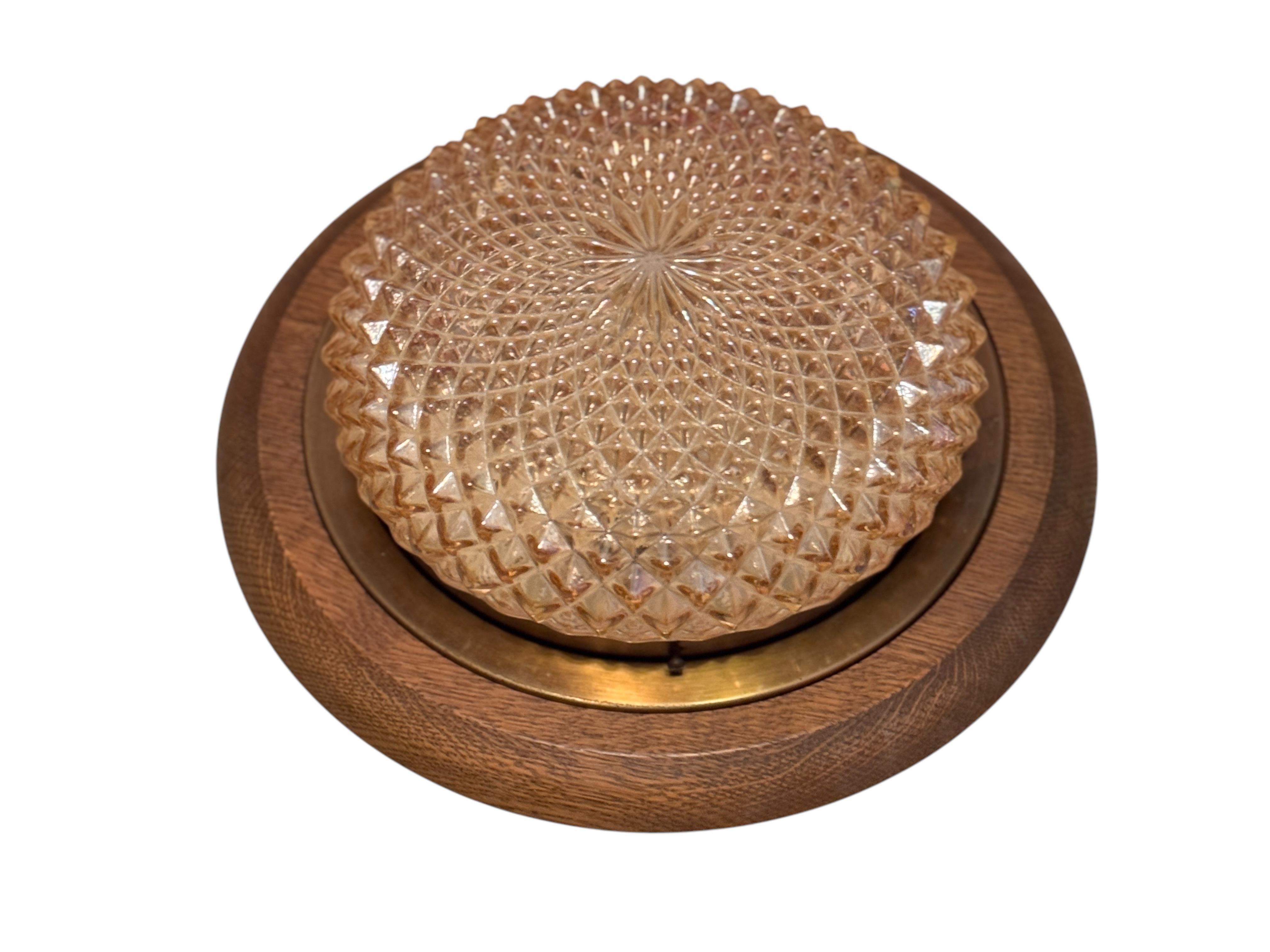 Allemand Superbe plafonnier en verre ambré et en Wood Flush Mount, années 1970 Massive Lighting en vente