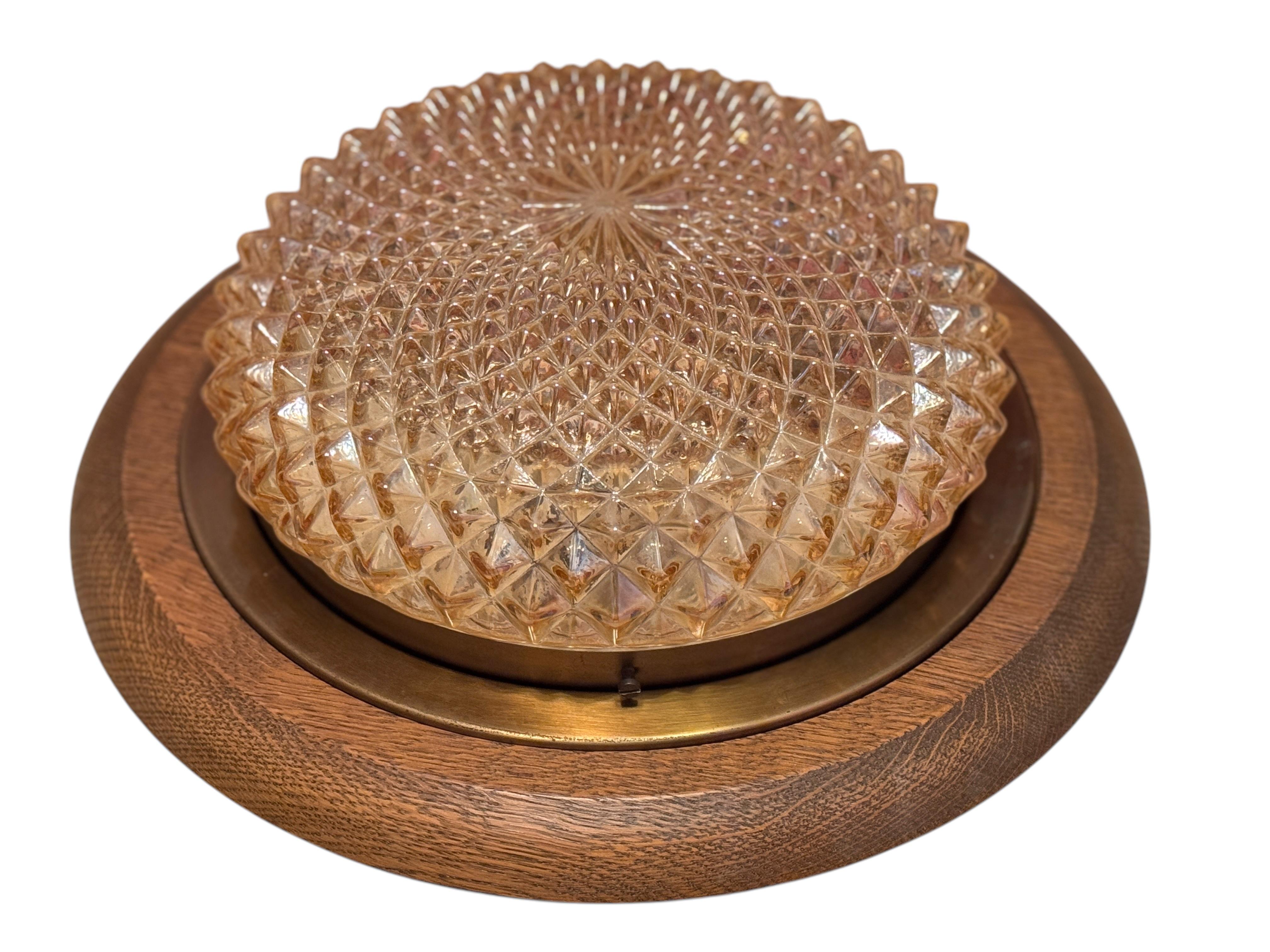 Superbe plafonnier en verre ambré et en Wood Flush Mount, années 1970 Massive Lighting Bon état - En vente à Nuernberg, DE
