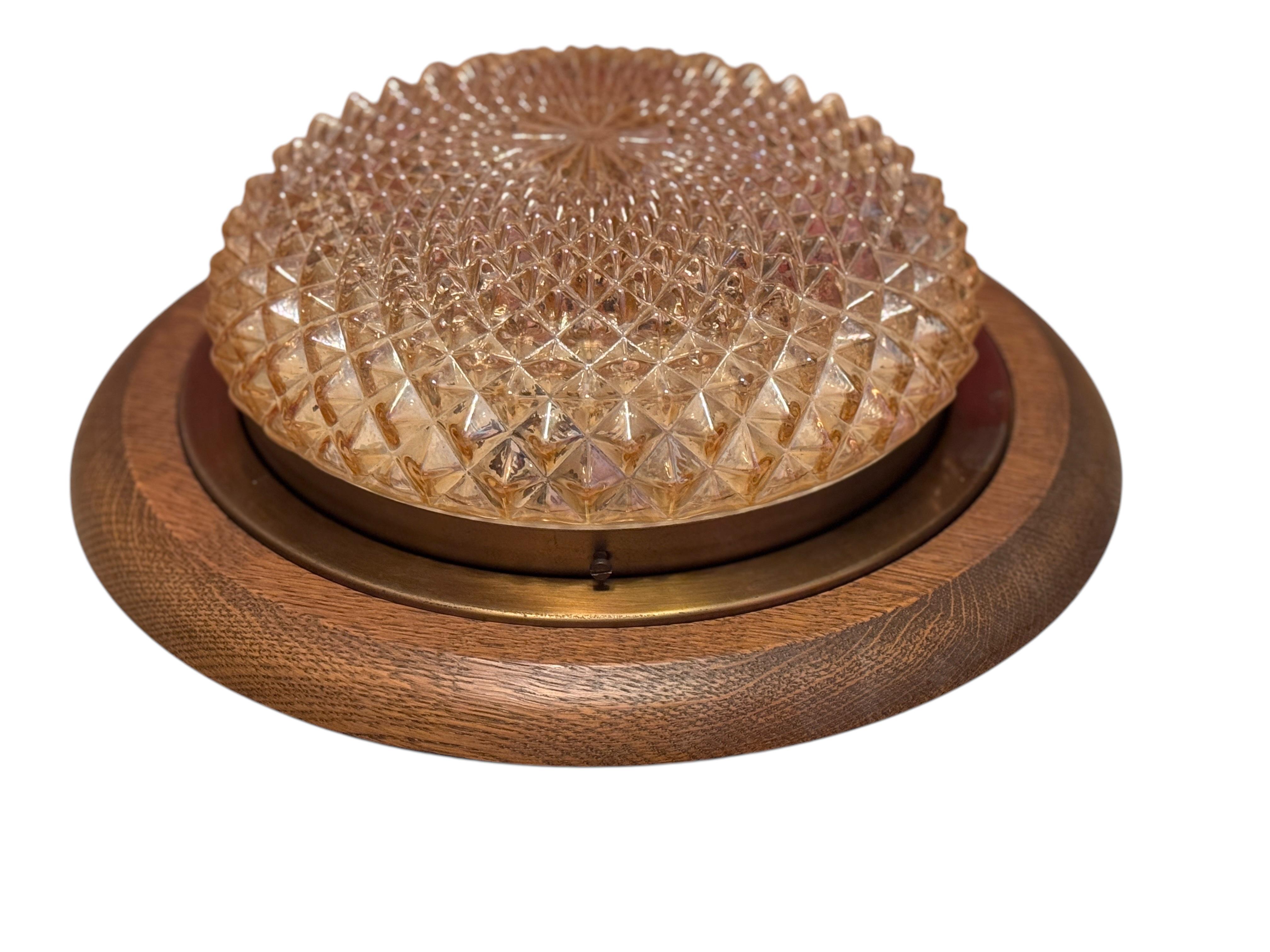 Fin du 20e siècle Superbe plafonnier en verre ambré et en Wood Flush Mount, années 1970 Massive Lighting en vente