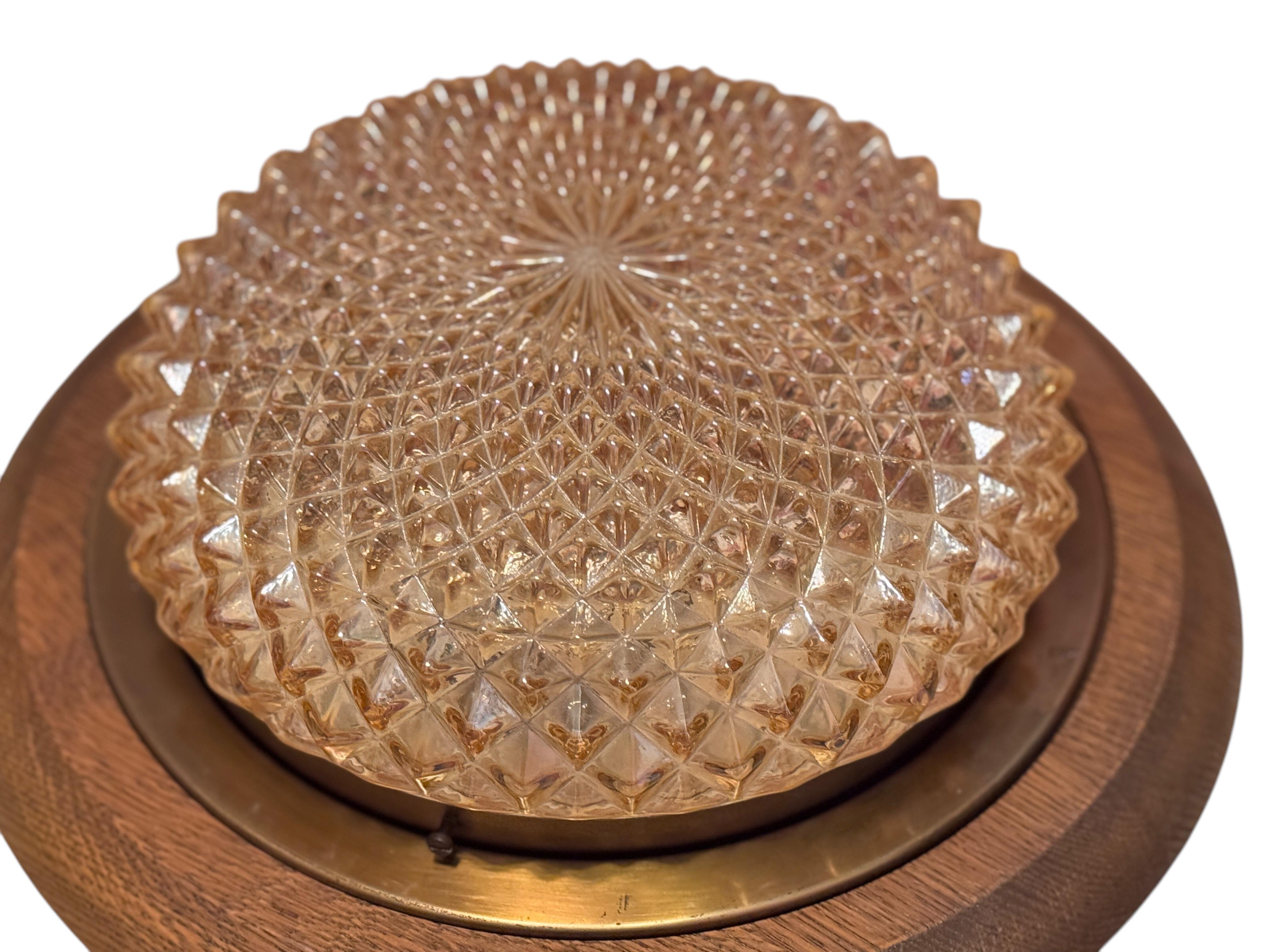 Métal Superbe plafonnier en verre ambré et en Wood Flush Mount, années 1970 Massive Lighting en vente