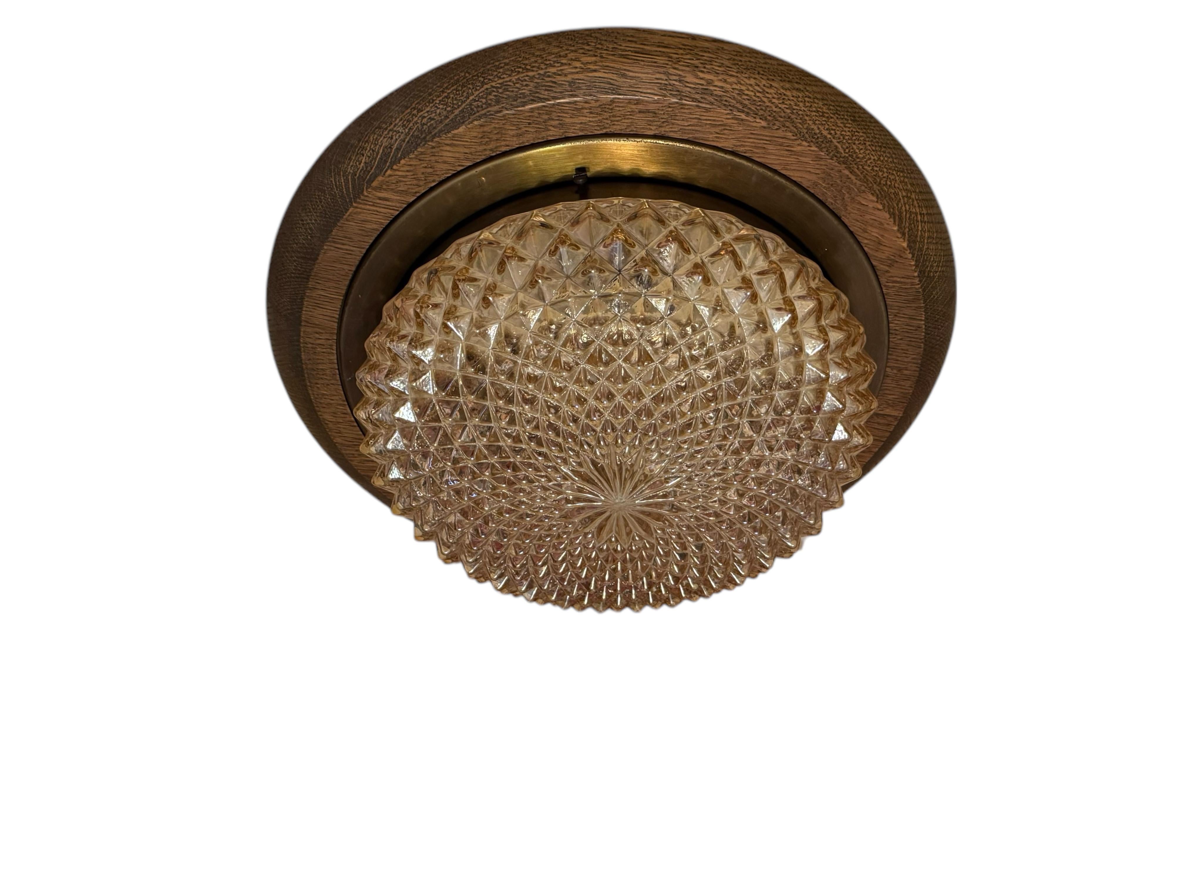 Superbe plafonnier en verre ambré et en Wood Flush Mount, années 1970 Massive Lighting en vente 1