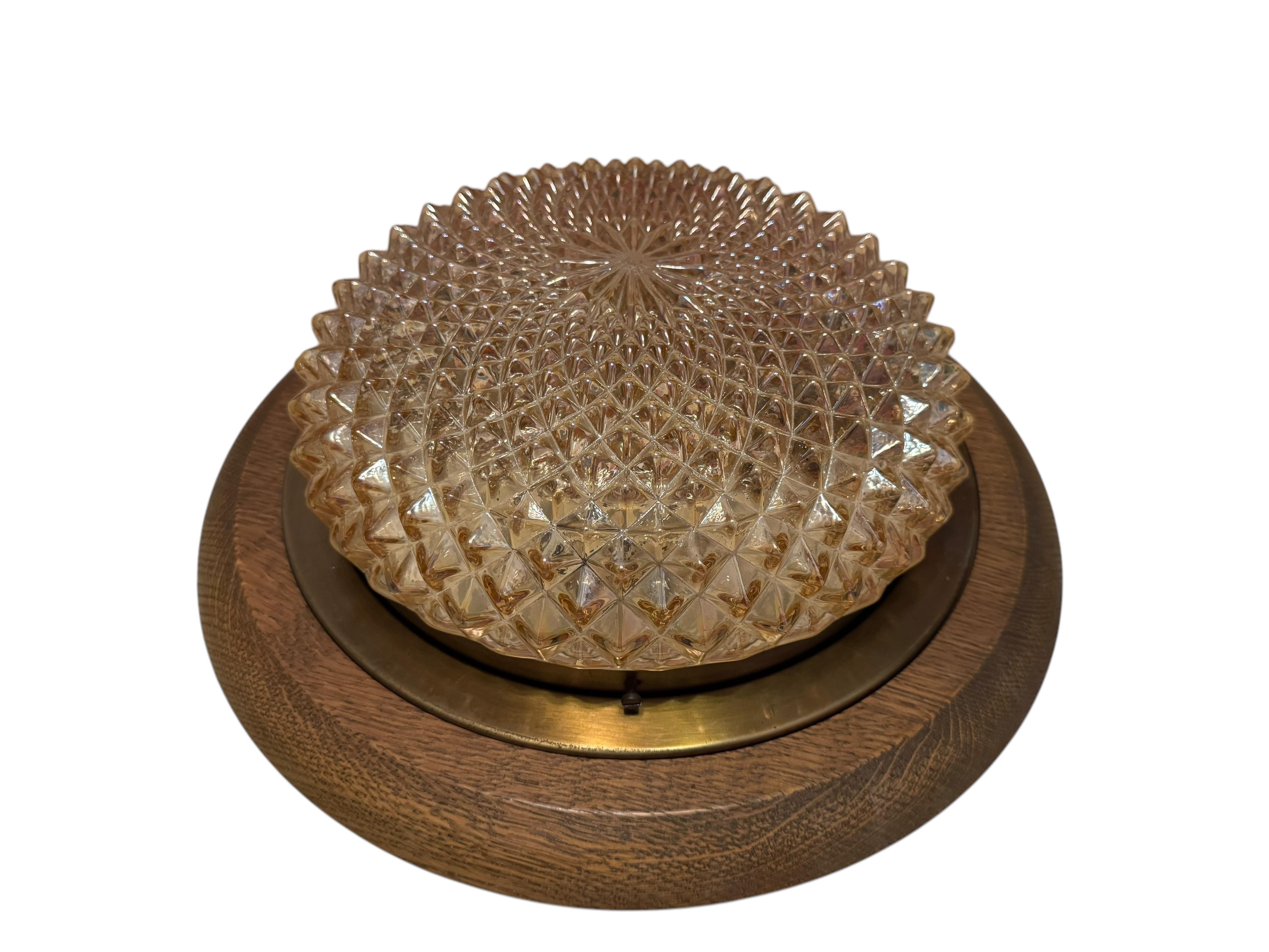 Superbe plafonnier en verre ambré et en Wood Flush Mount, années 1970 Massive Lighting en vente 2