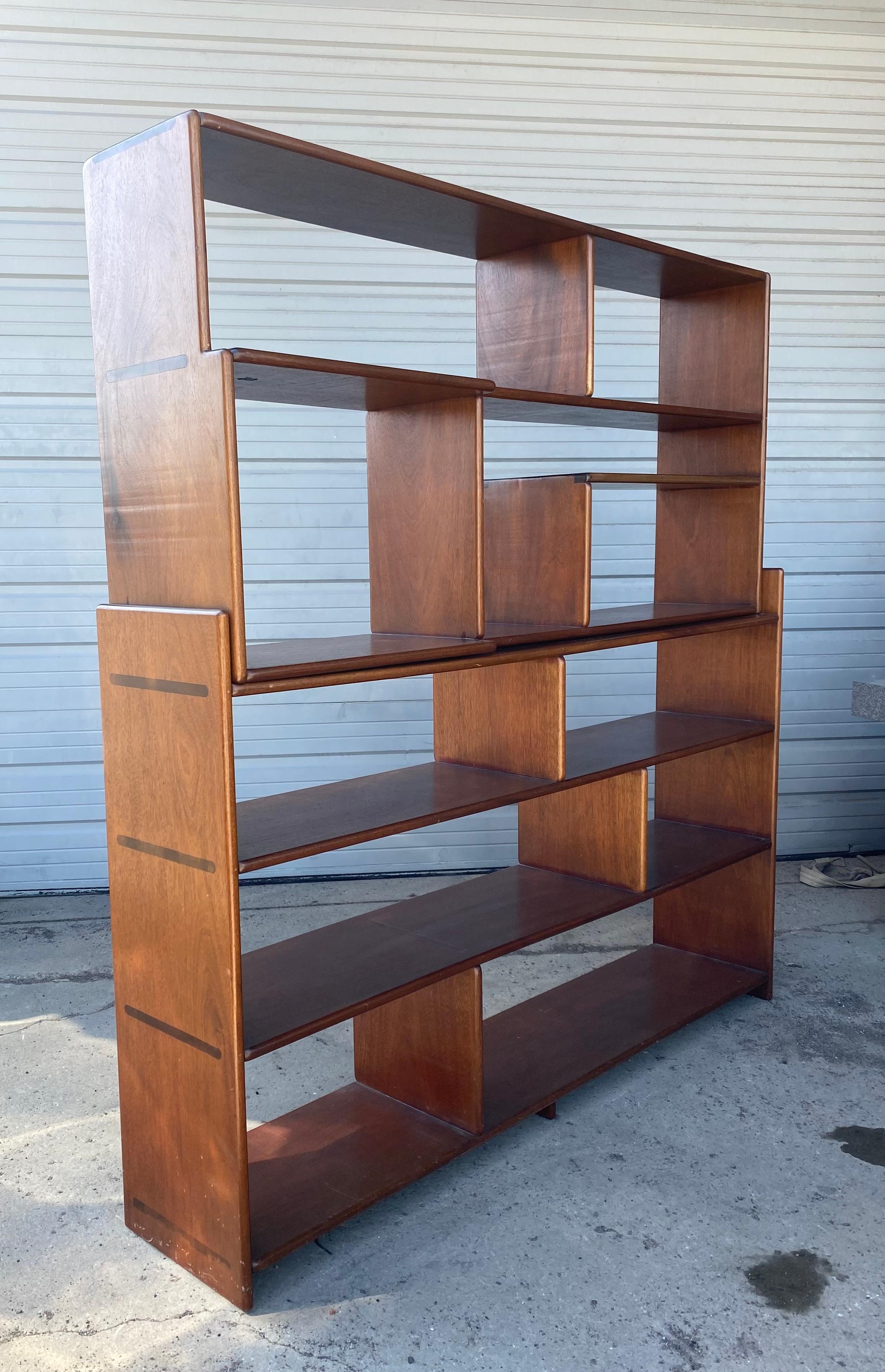 Stunning American Crafts Modernist- bench-made (BESPOKE) Bookcase, Room Divider, Shelving uit. VERY Asian modernist Mont inspired, Wonderfully handcrafted. Honduran Mahogany. Brass pin detailing,,Dovetail joinery, No IDEA who built and designed but