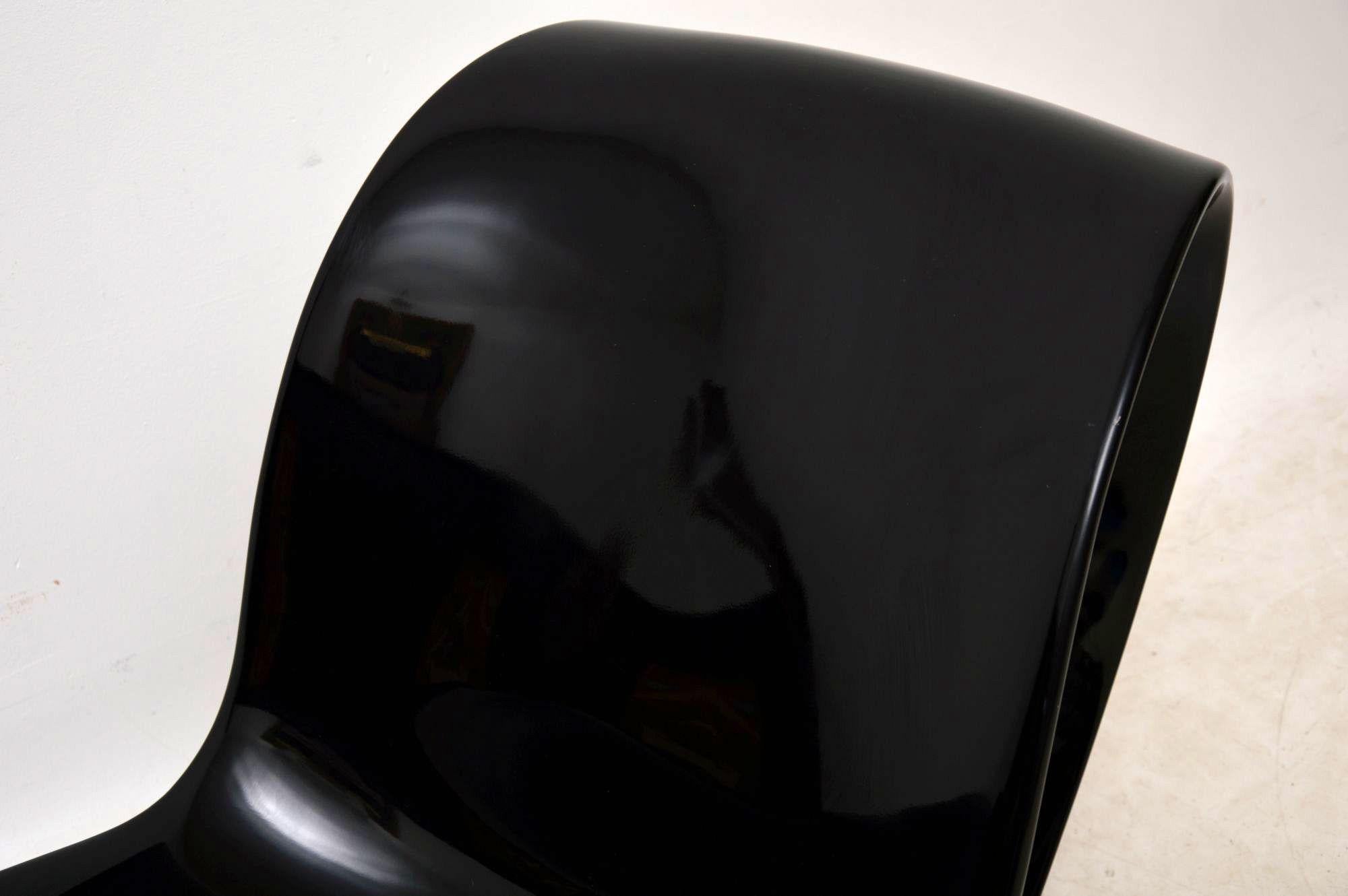 Stunning and Iconic Design, This Is the ‘Voido’ Rocking Chair in a Black Glos 5