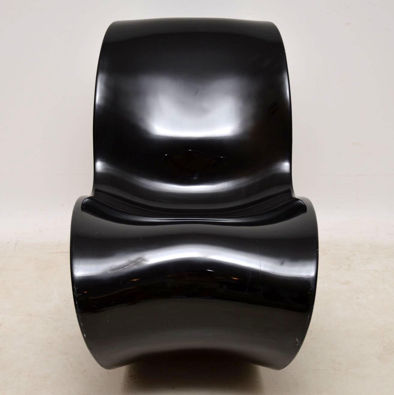 Stunning and Iconic Design, This Is the ‘Voido’ Rocking Chair in a Black Glos 1