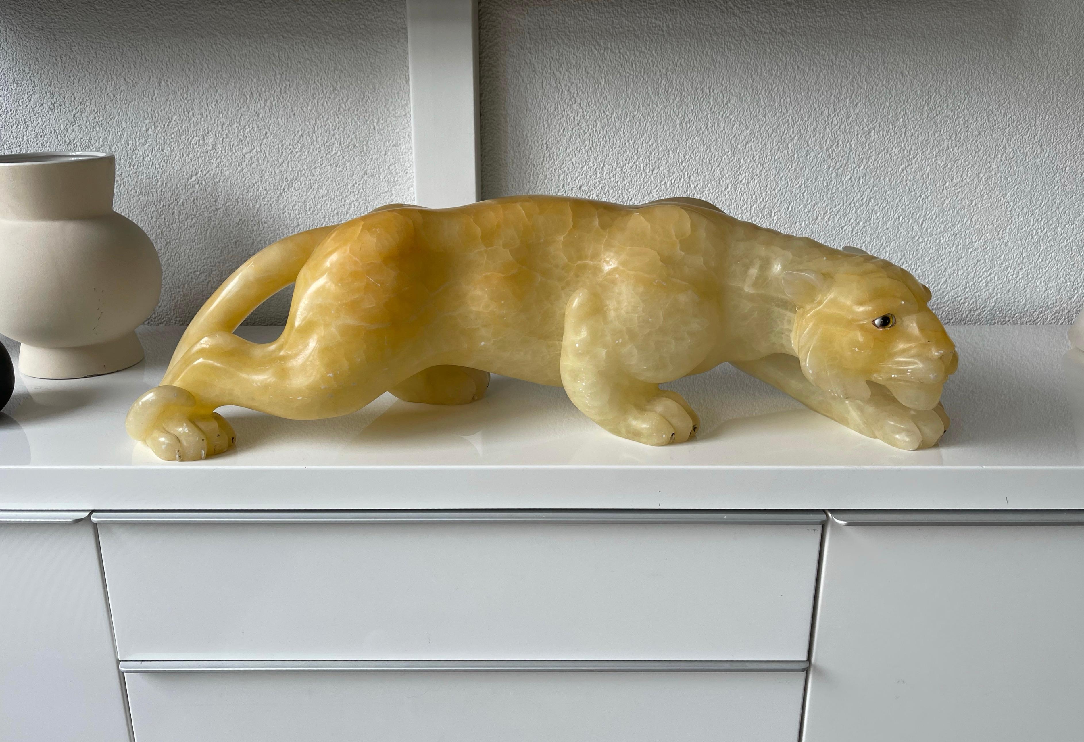 Atemberaubende und große italienische handgeschnitzte Tiger-Skulptur aus Alabaster / Mineralstein aus Alabaster im Angebot 5