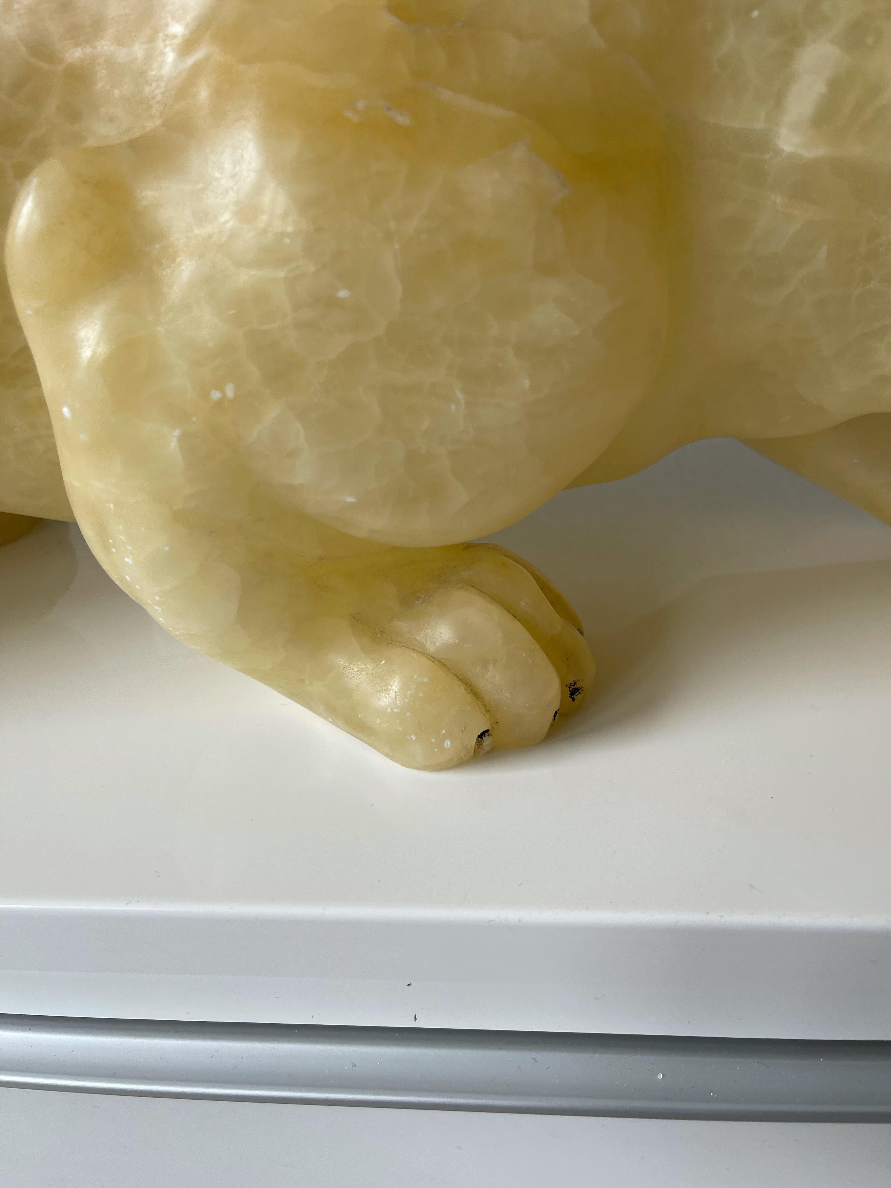 Superbe et grande sculpture italienne de tigre en albâtre/pierre minéral sculptée à la main en vente 7