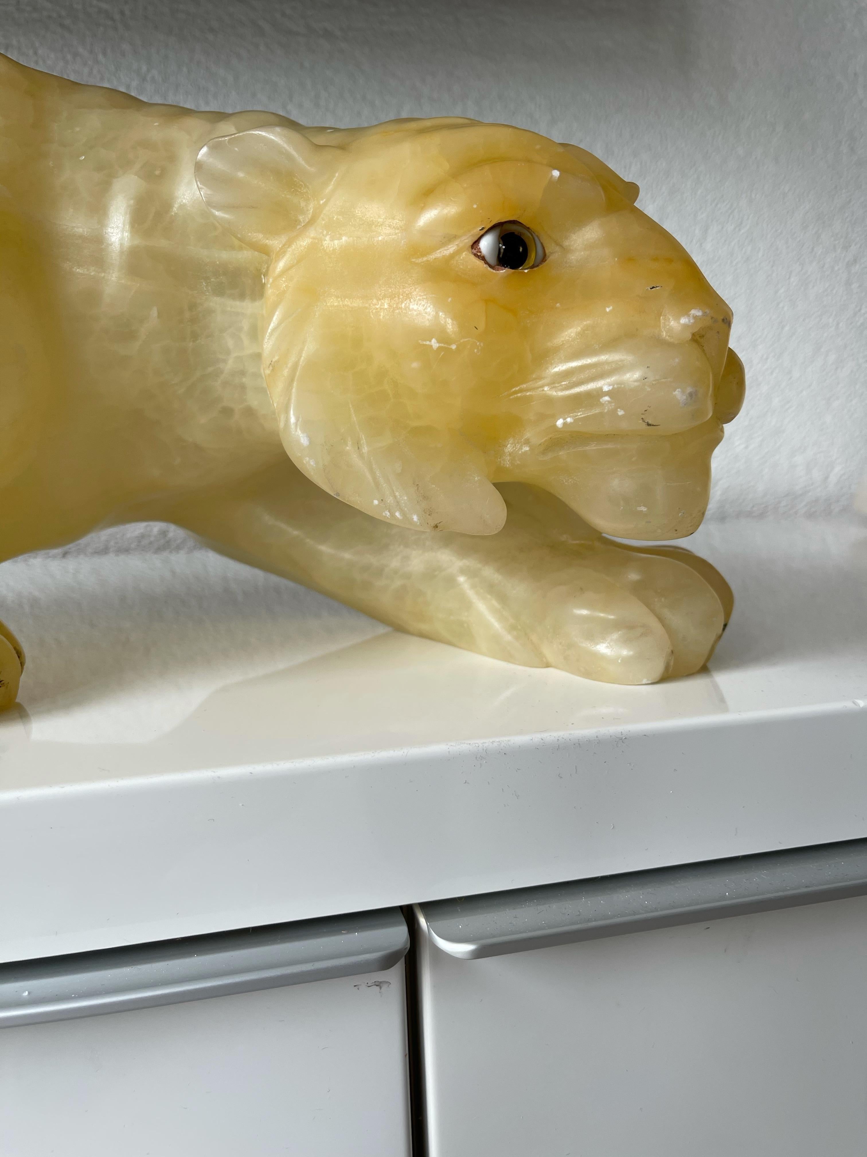 Atemberaubende und große italienische handgeschnitzte Tiger-Skulptur aus Alabaster / Mineralstein aus Alabaster im Angebot 10