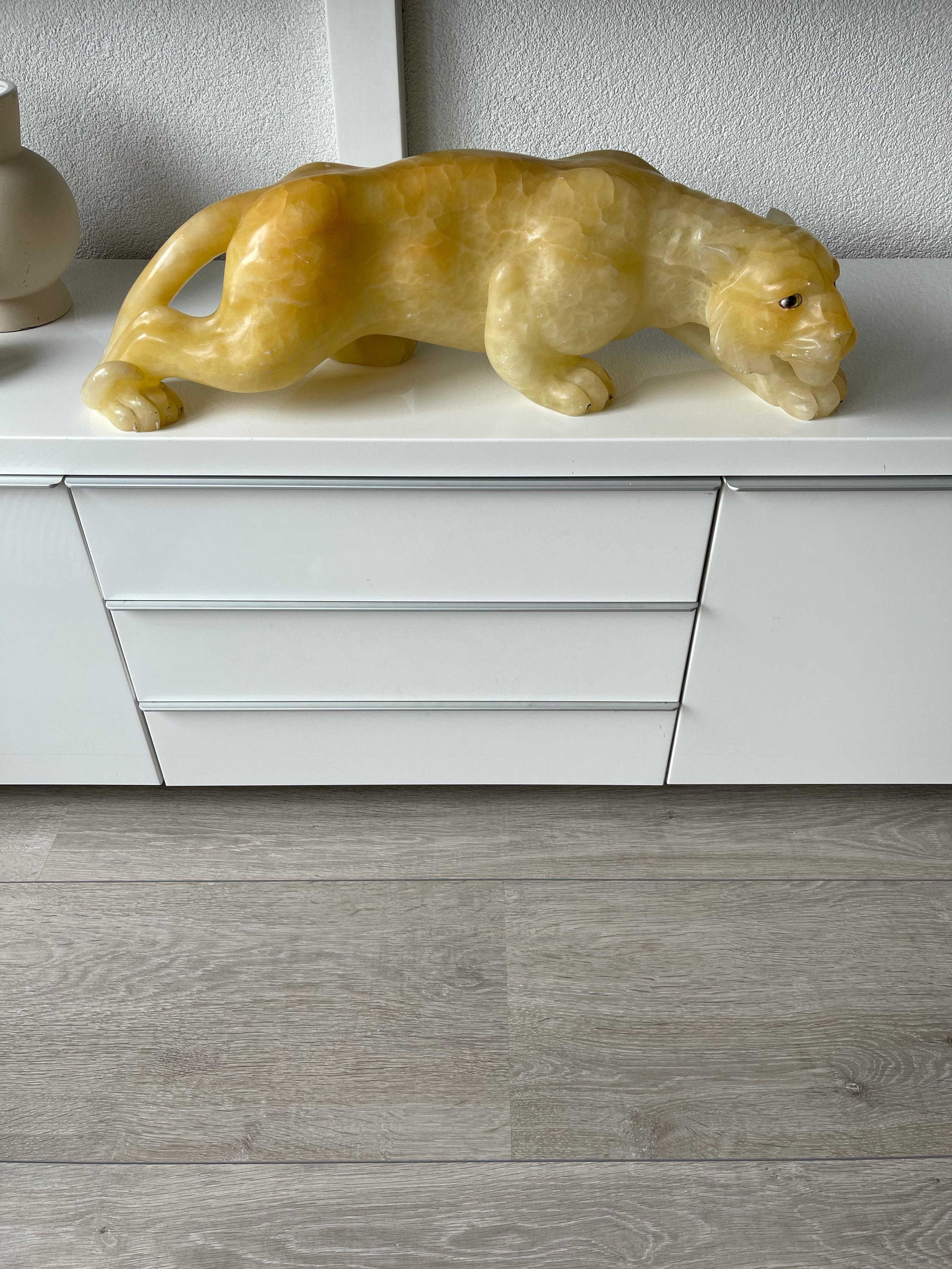 Atemberaubende und große italienische handgeschnitzte Tiger-Skulptur aus Alabaster / Mineralstein aus Alabaster im Angebot 10