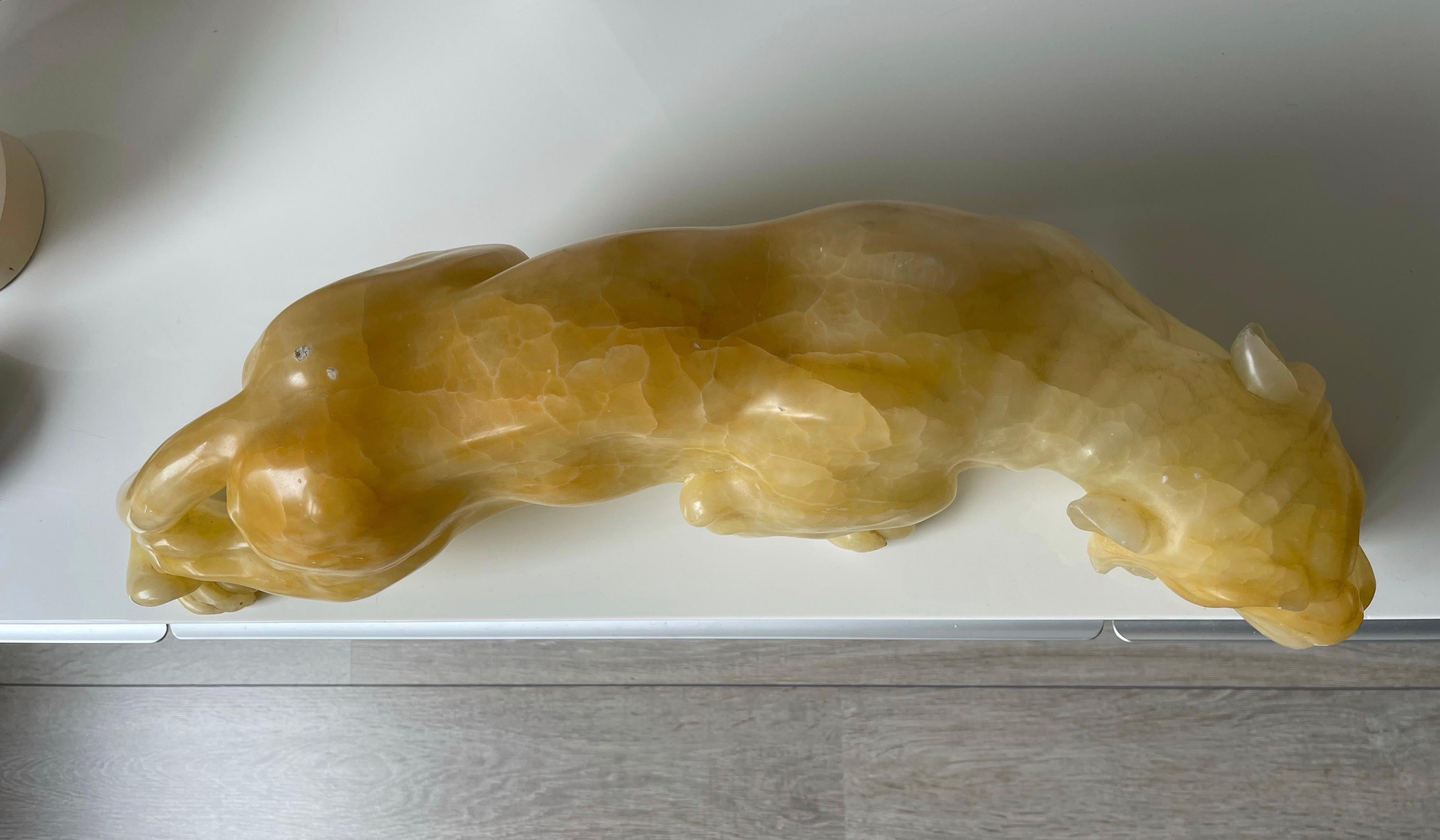 Atemberaubende und große italienische handgeschnitzte Tiger-Skulptur aus Alabaster / Mineralstein aus Alabaster im Angebot 12