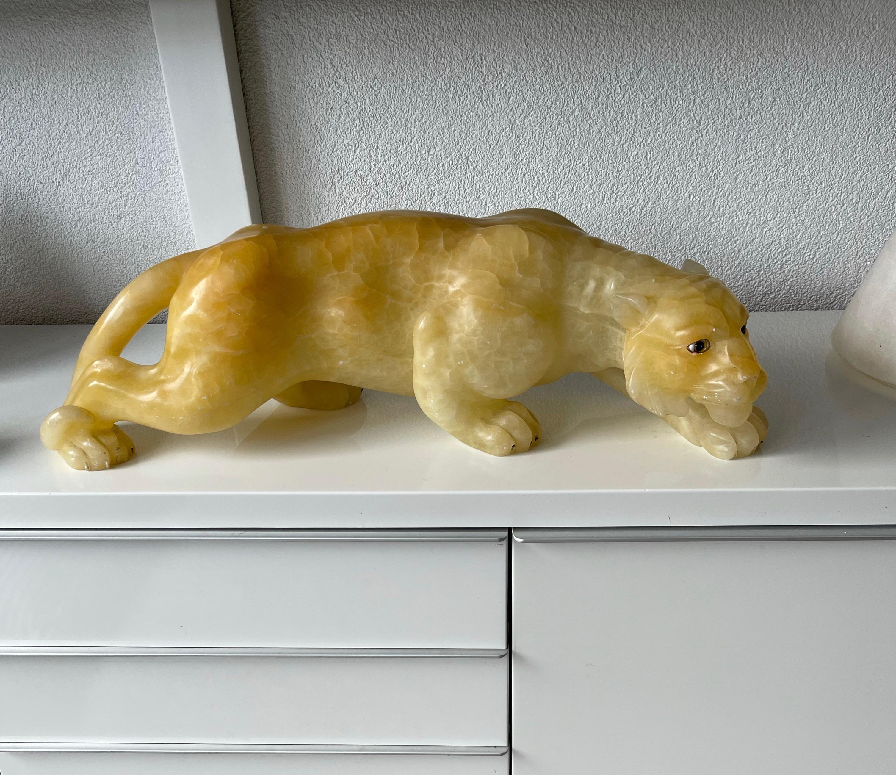 Große Skulptur einer majestätischen Großkatze.

Im Laufe der Jahre haben wir eine ganze Reihe schöner Qualitätsskulpturen aus allen möglichen Materialien besessen und verkauft, aber wir hatten noch nie das Vergnügen, eine große und majestätische