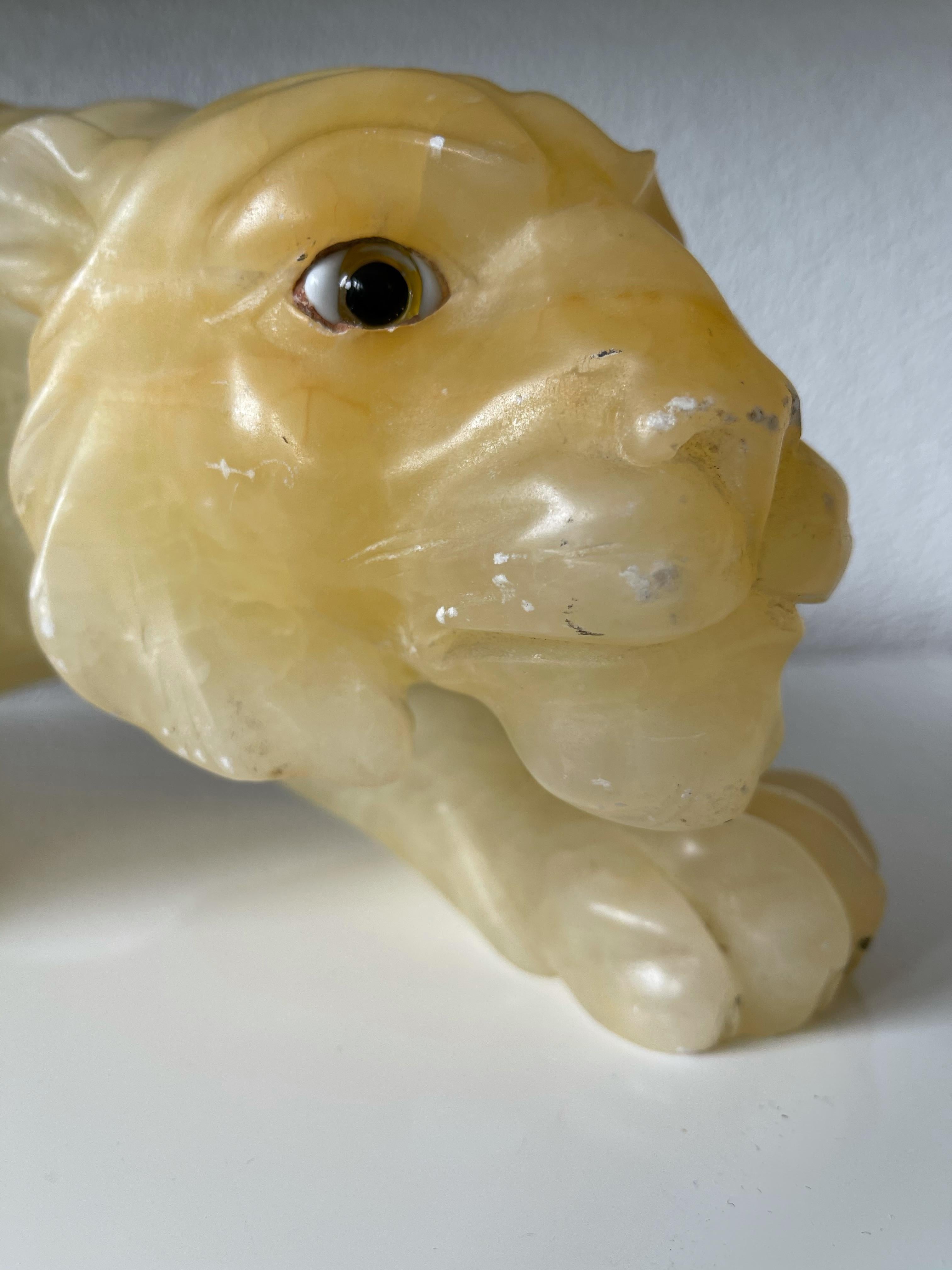 Atemberaubende und große italienische handgeschnitzte Tiger-Skulptur aus Alabaster / Mineralstein aus Alabaster (Italienisch) im Angebot