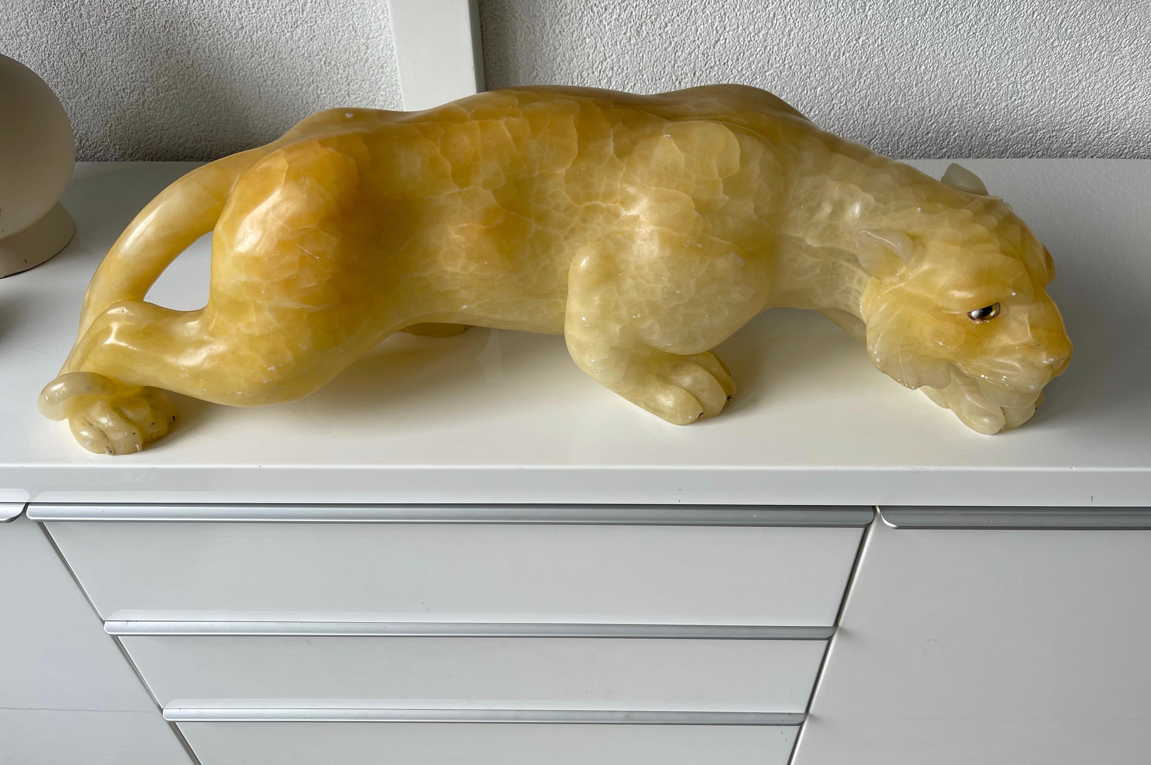 Atemberaubende und große italienische handgeschnitzte Tiger-Skulptur aus Alabaster / Mineralstein aus Alabaster (20. Jahrhundert) im Angebot