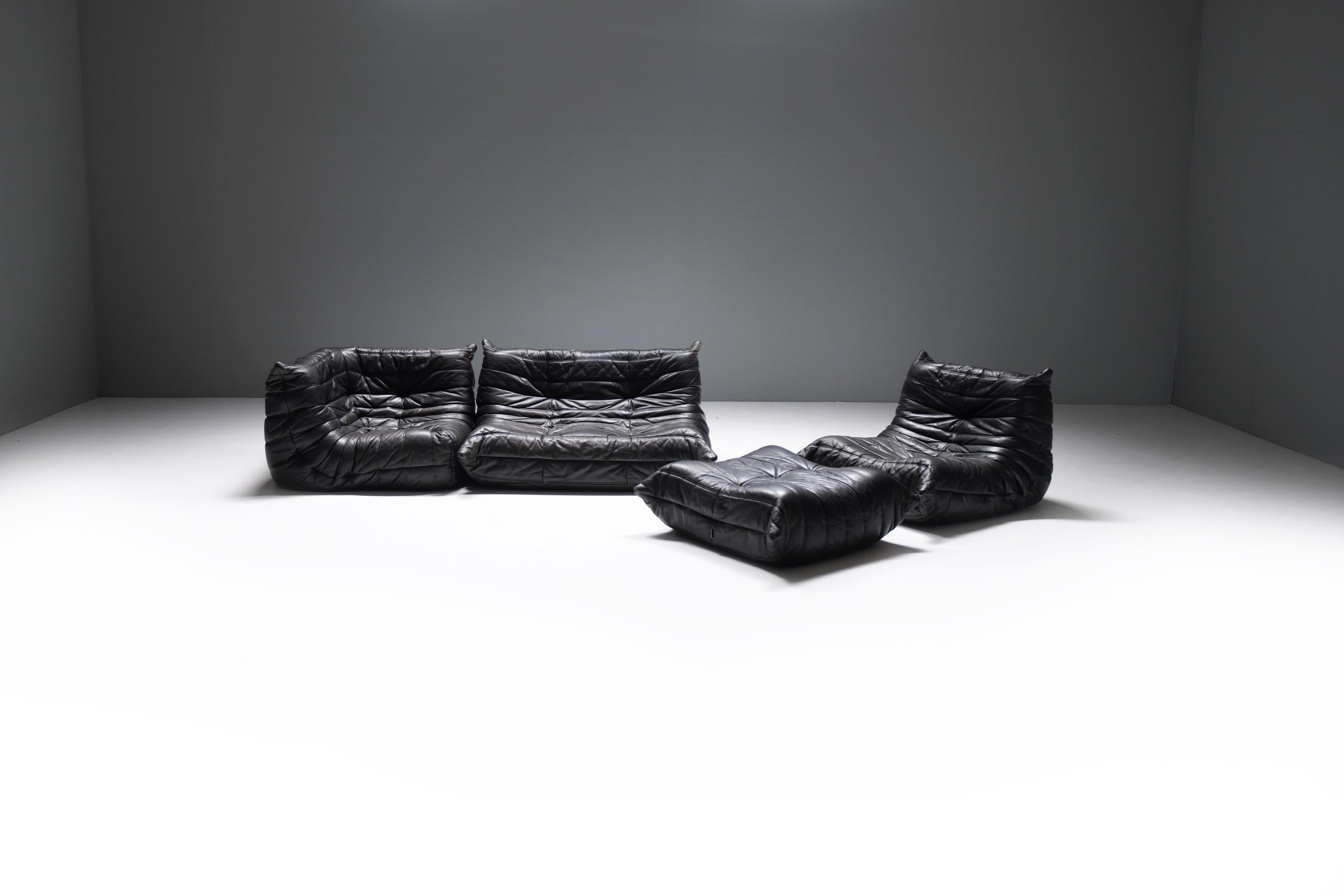 Stunning vintage TOGO set in its original, soft black leather with the perfect patina.
From its first owner (1989)  Still 100% original! Matching set!
Designed by Michel Ducaroy for Ligne Roset France l Aèra-lab Belgium

The TOGO sofa, designed by