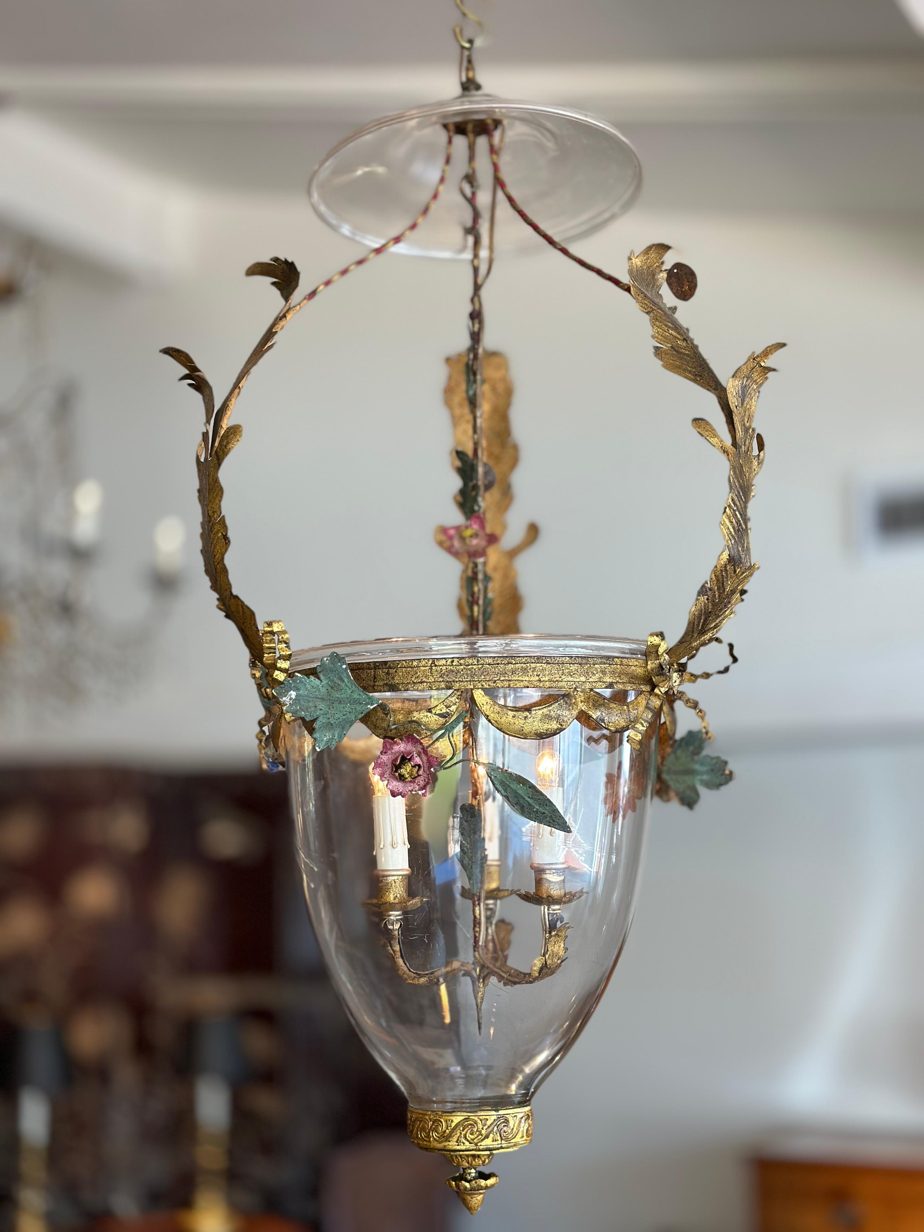 Lanterna in vetro e metallo tole 
Una graziosissima lanterna ad uragano in vetro del XIX secolo, dorata e dipinta con foglie e fiori d'acanto, con campana di vetro originale e campana per il fumo, con etichetta originale dell'inventario della