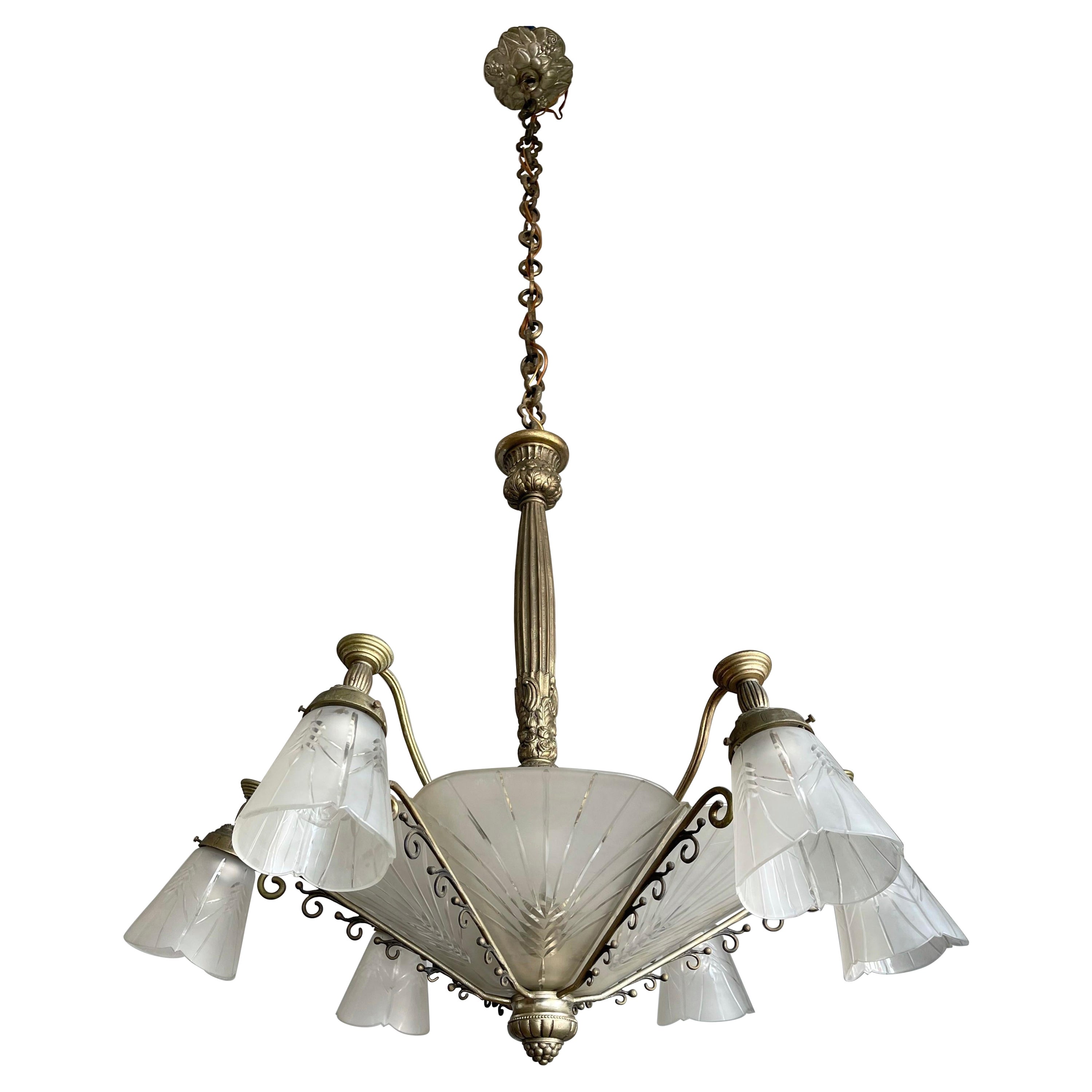 Stupefacente e raro lampadario antico francese Art Deco a nove luci in vetro e bronzo