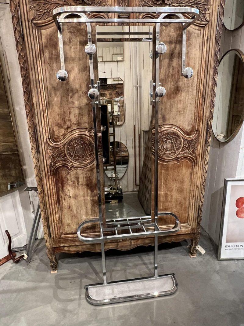 Eye Catching and stylish Art deco inspired wall-hung wardrobe stand / clothes rack, from around the 1950s. Formed in aluminium, with matching mirror, hooks, umbrella stand and collection tray at the bottom of the stand.

 

 

Measures: H 186 x W 80