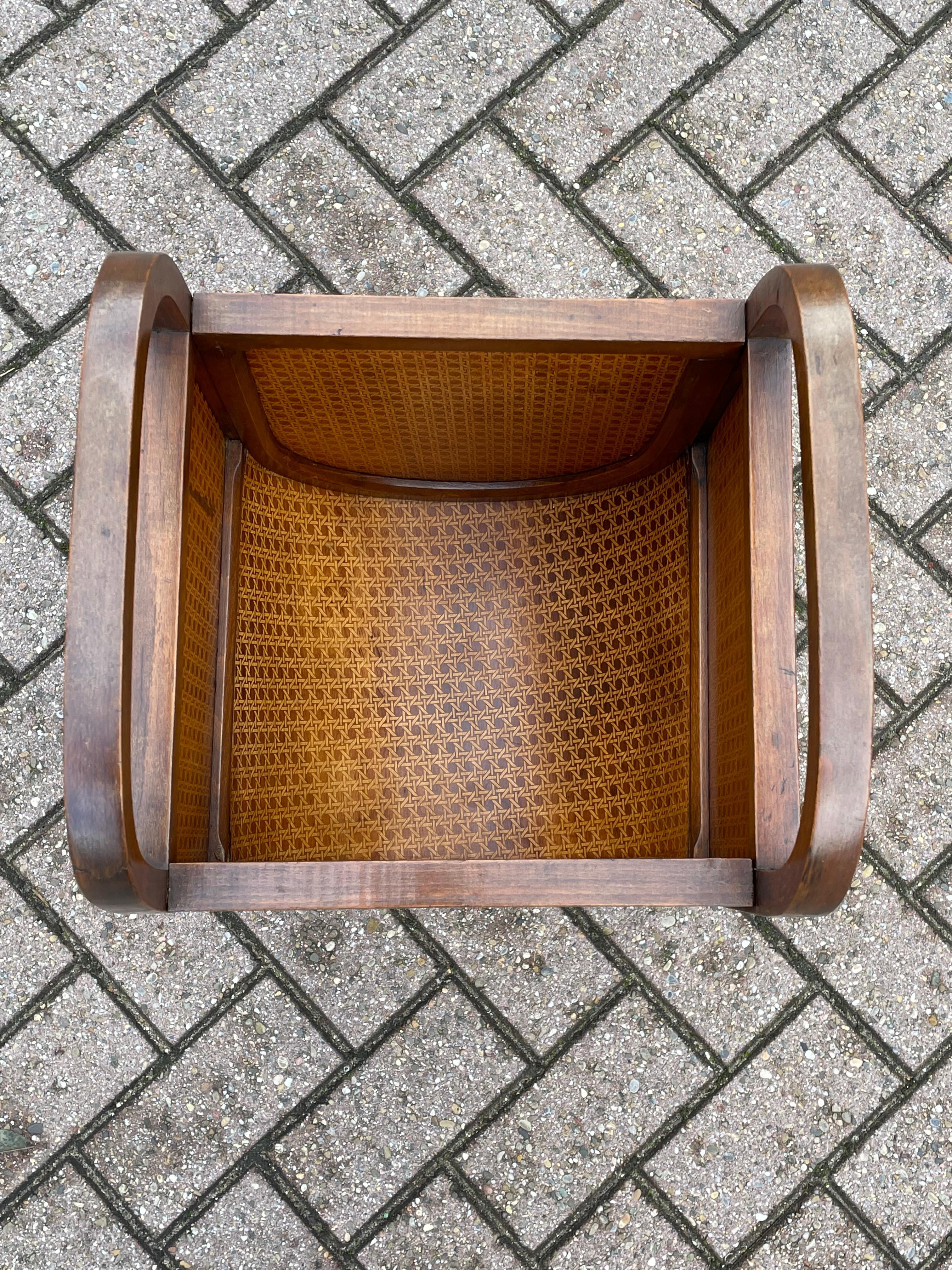 Superbe et rare design, porte-revues moderniste en bois cintré du début du 20e siècle Bon état - En vente à Lisse, NL