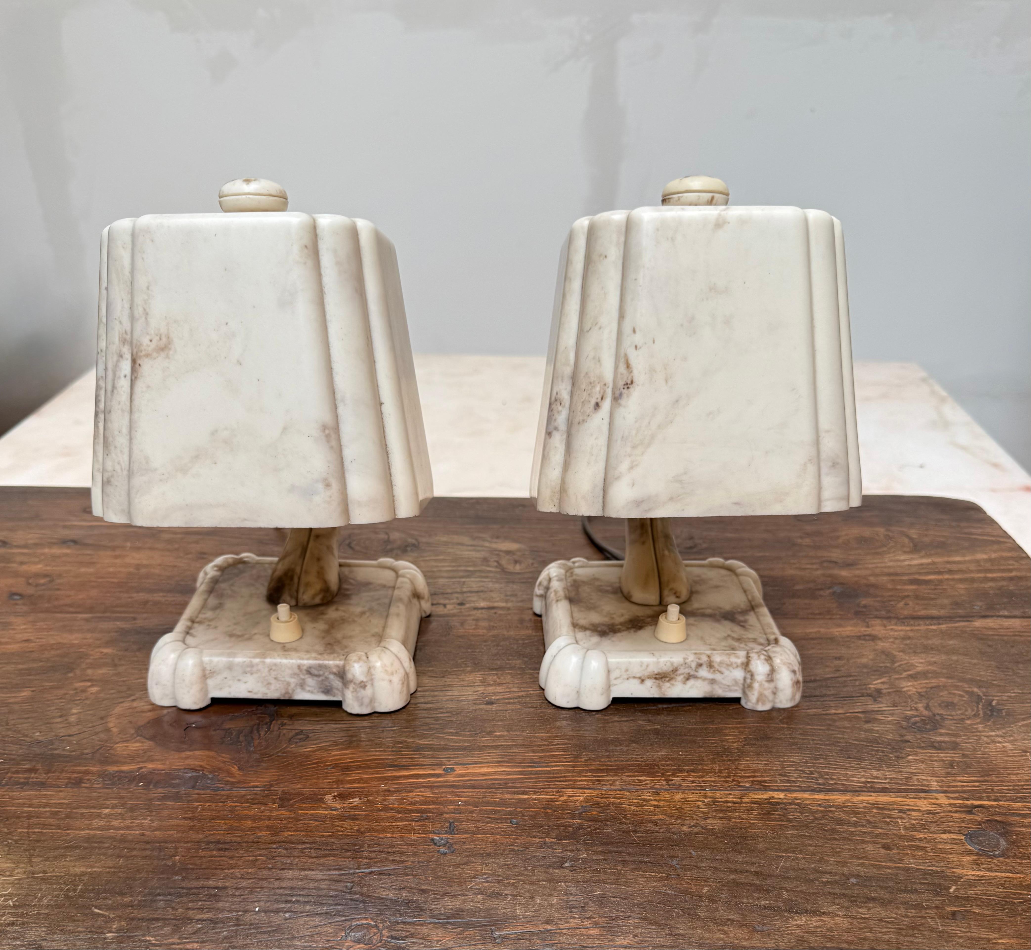 Stunning and Rare Pair of 1930s Art Deco Table or Bedside Lamps Made of Bakelite im Angebot 3