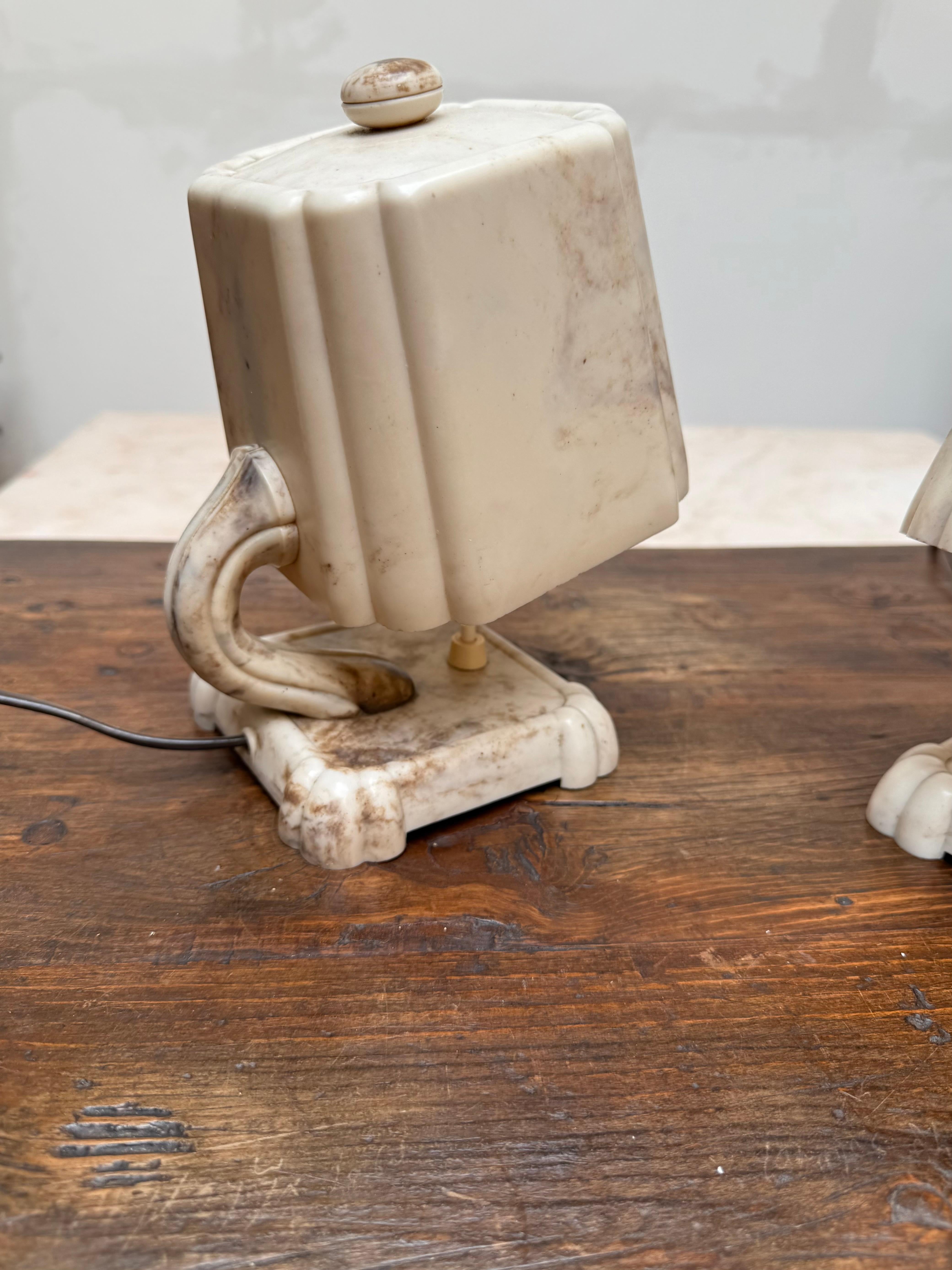Stunning and Rare Pair of 1930s Art Deco Table or Bedside Lamps Made of Bakelite im Angebot 5