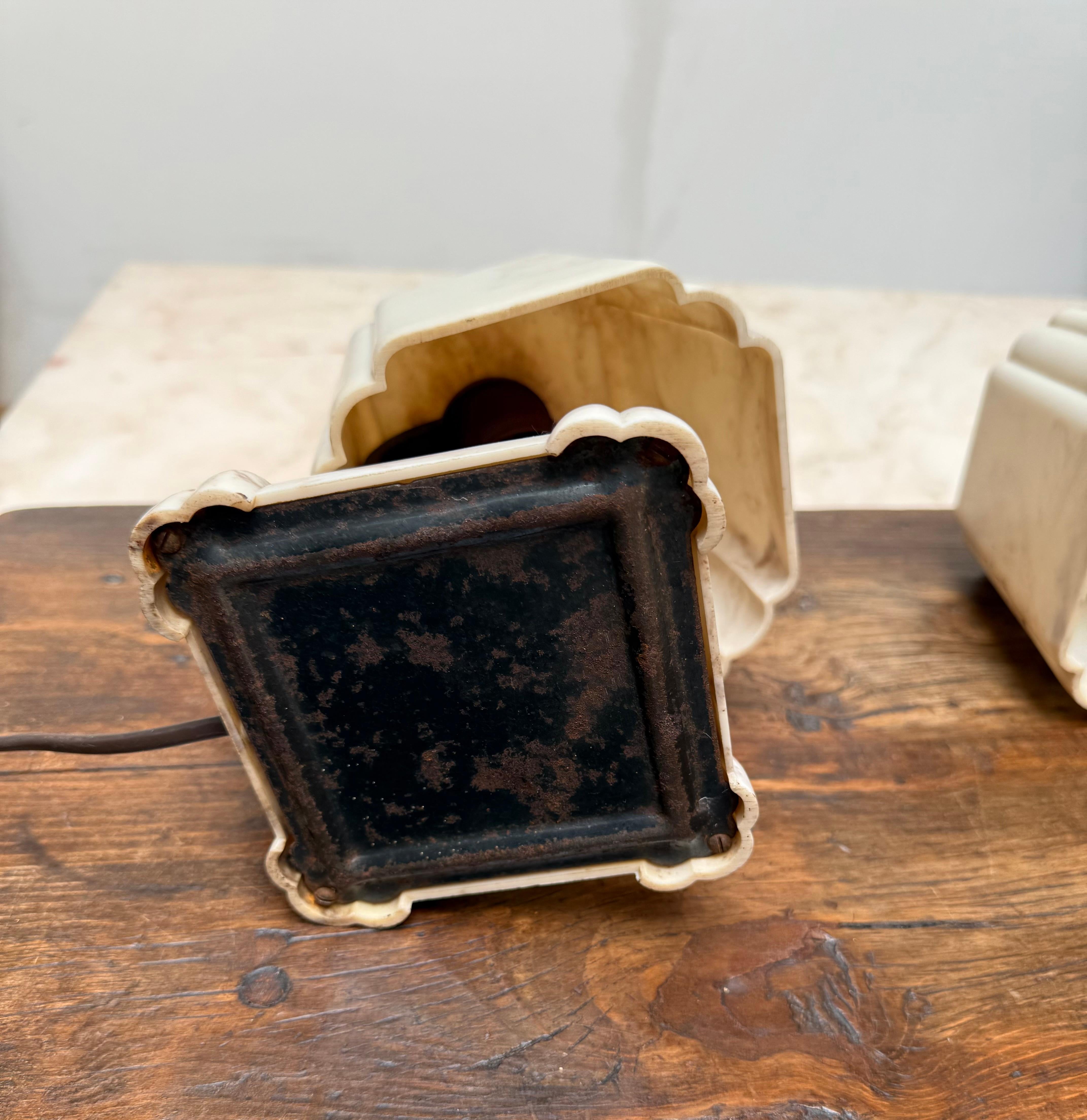 Stunning and Rare Pair of 1930s Art Deco Table or Bedside Lamps Made of Bakelite im Angebot 9