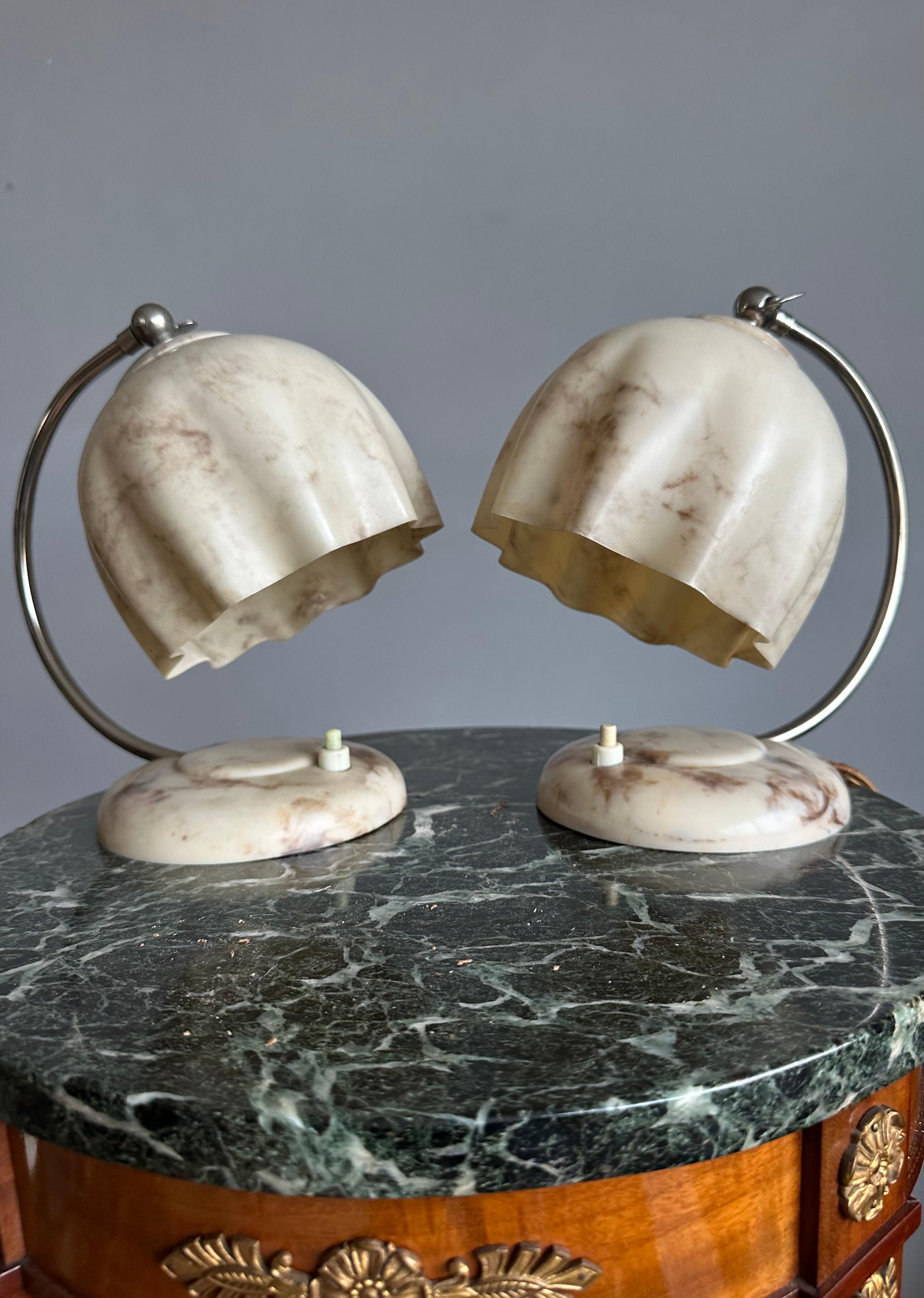 Seltenes und schönes Paar originaler Bakelit Art Deco Lampen - Auch als Wandleuchten geeignet.

Als Spezialisten für die Beleuchtung des frühen 20. Jahrhunderts wissen wir, wie selten ein zusammengehöriges Paar Art-Déco-Tischlampen zu finden ist -