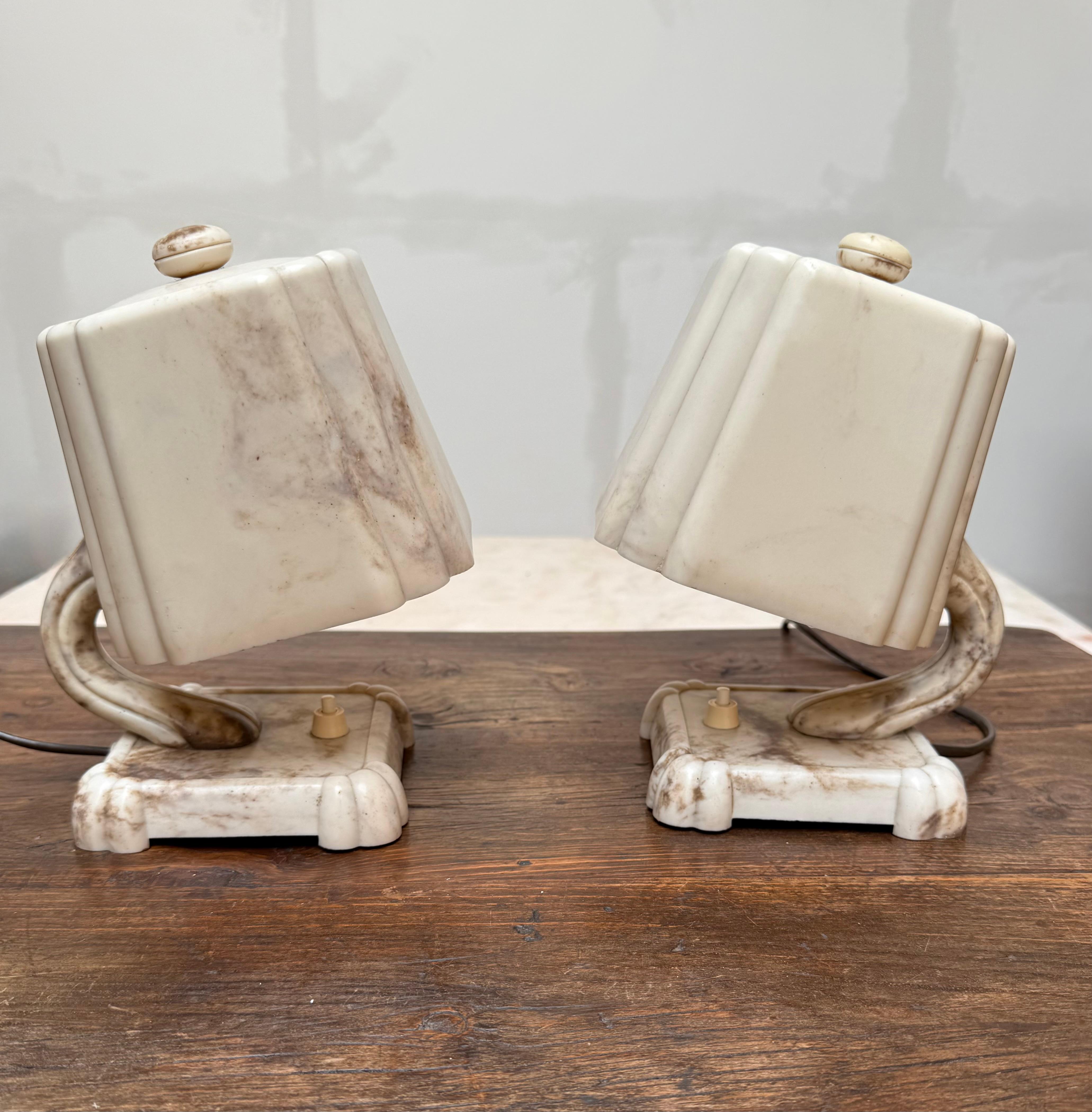 Stunning and Rare Pair of 1930s Art Deco Table or Bedside Lamps Made of Bakelite (Europäisch) im Angebot