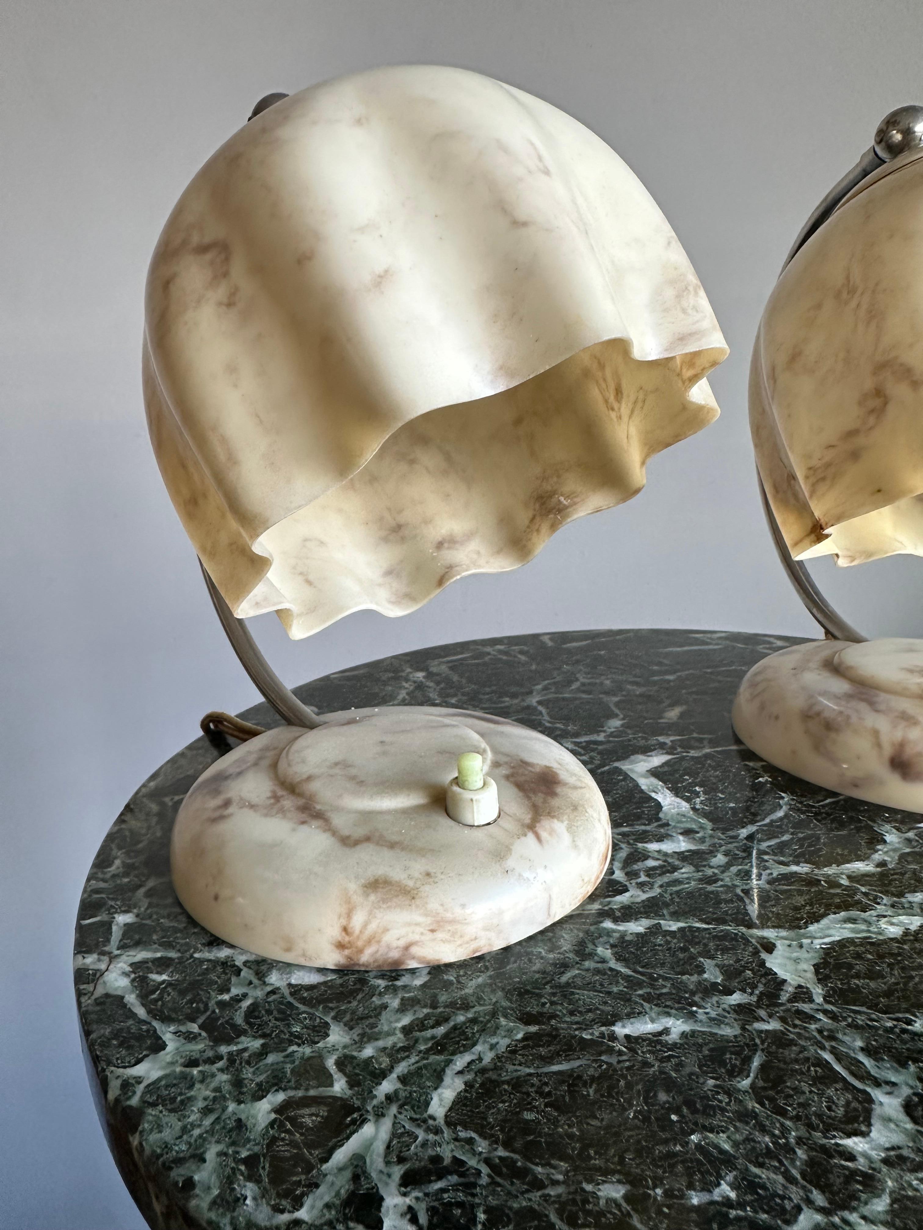 Atemberaubendes und seltenes Paar Art Deco Tisch- oder Nachttischlampen aus Bakelit aus den 1930er Jahren (Handgefertigt) im Angebot