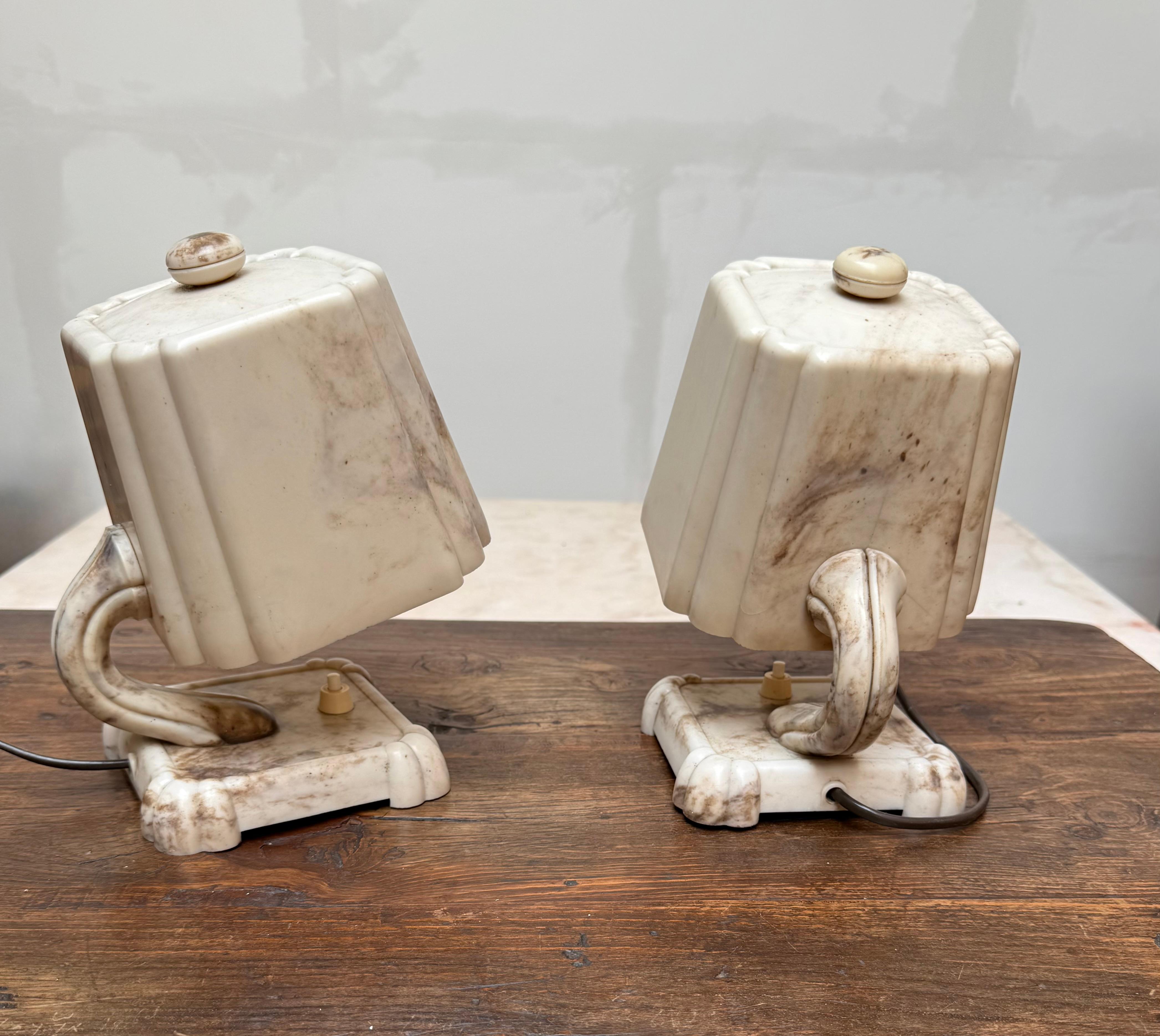 Stunning and Rare Pair of 1930s Art Deco Table or Bedside Lamps Made of Bakelite (20. Jahrhundert) im Angebot