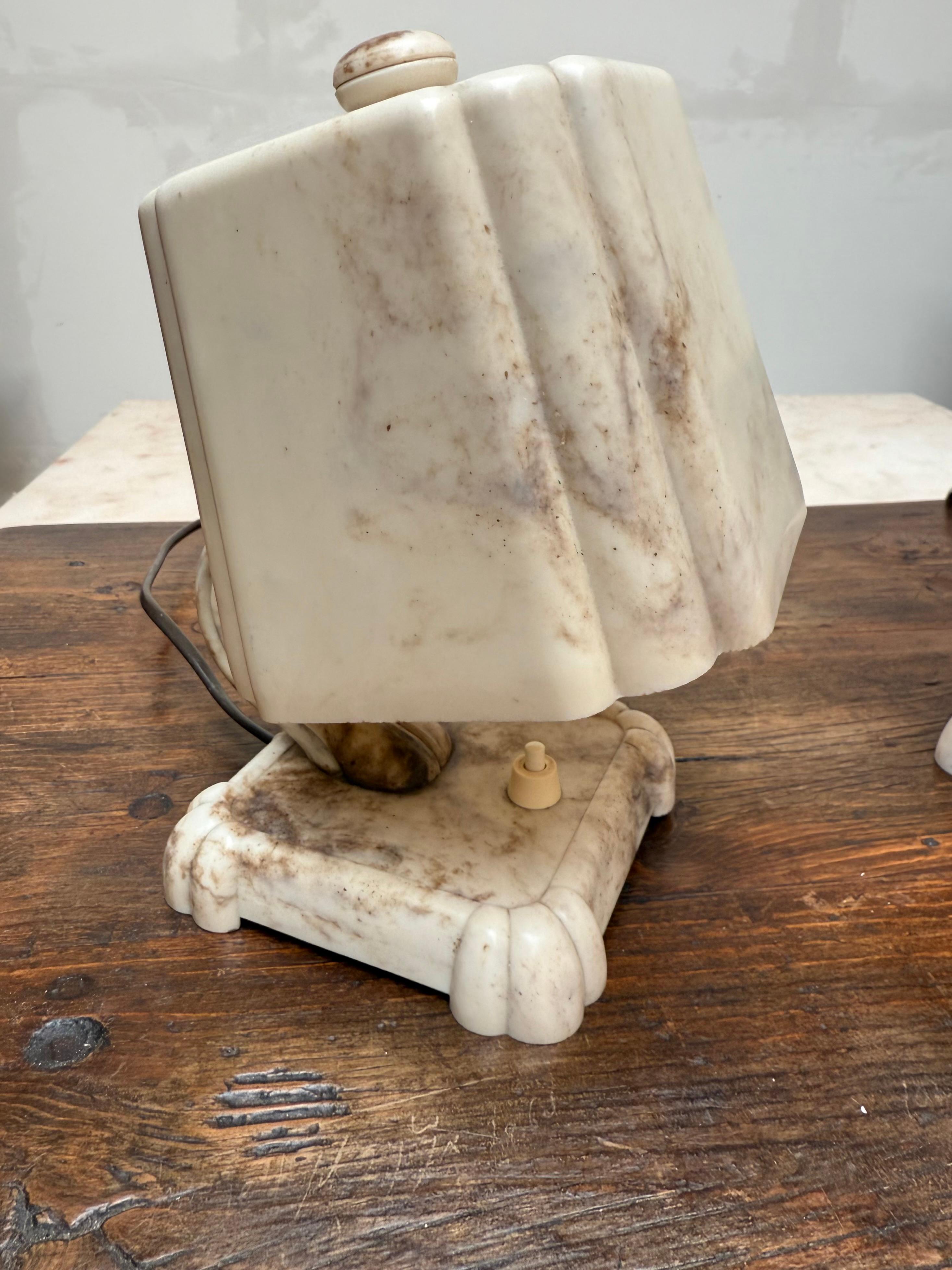 Stunning and Rare Pair of 1930s Art Deco Table or Bedside Lamps Made of Bakelite im Angebot 1