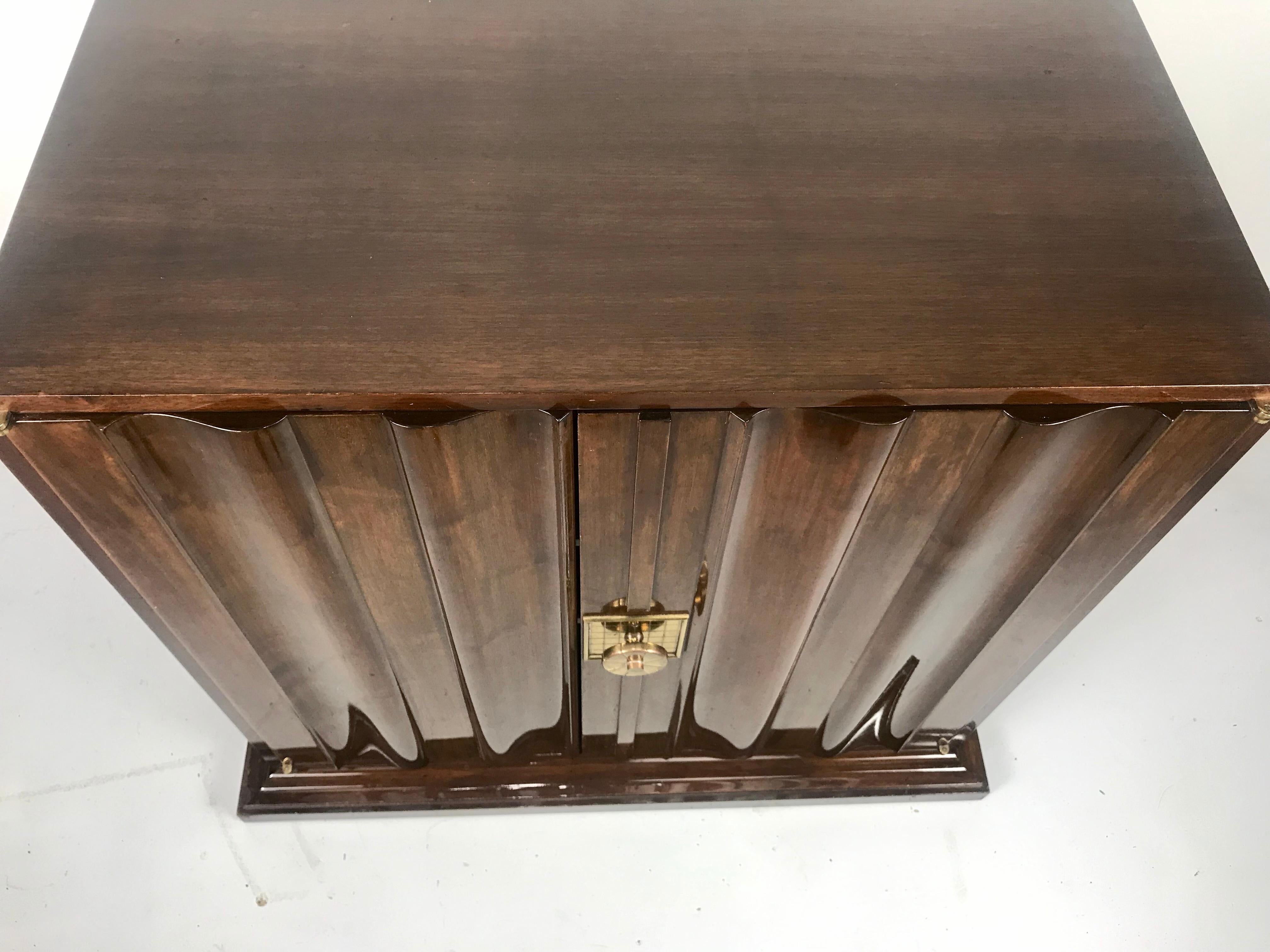 Stunning and Rare Tommi Parzinger Walnut and Brass Dry Bar / Cabinet In Good Condition For Sale In Buffalo, NY