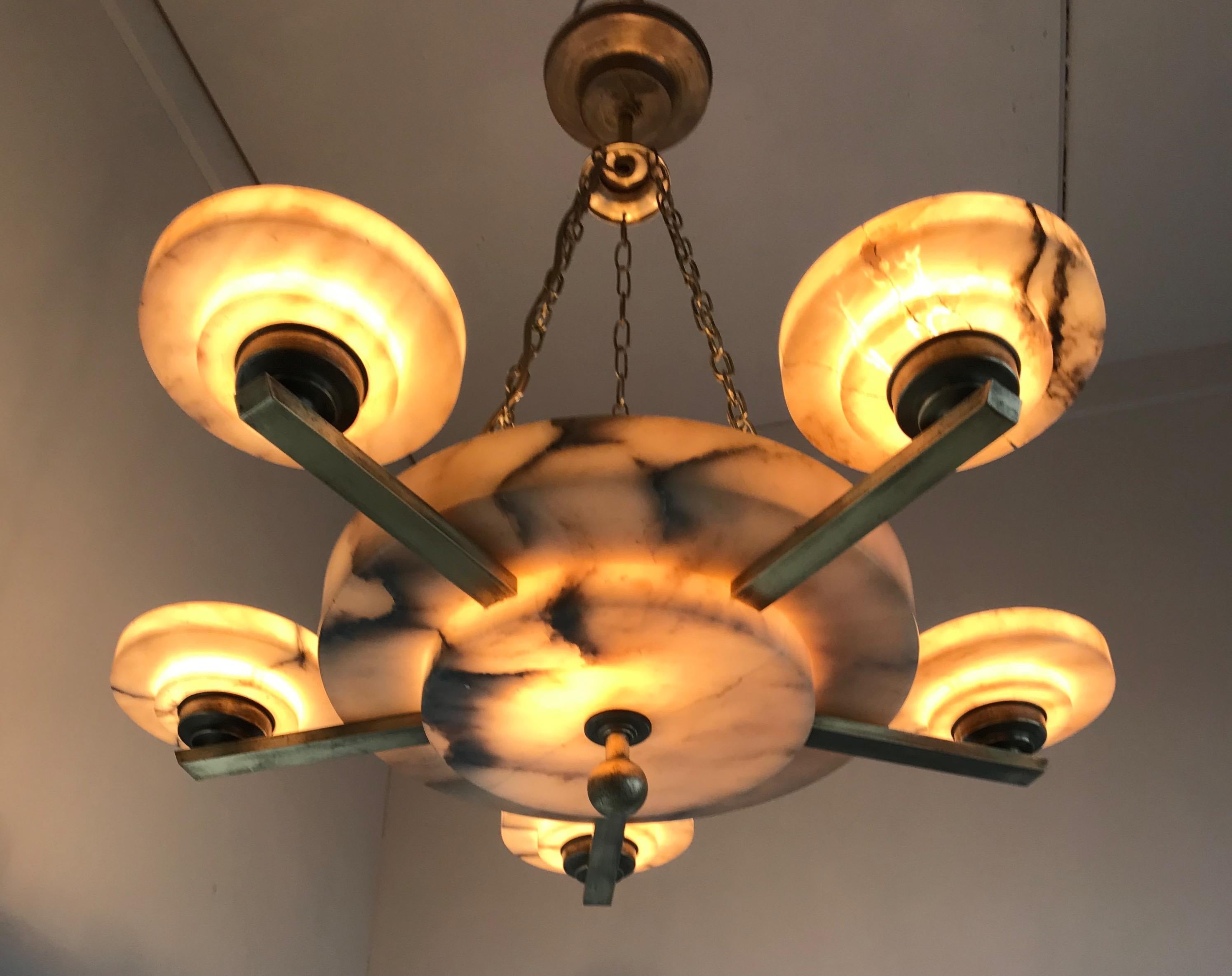 Top quality Art Deco pendant light with a great shape and color.
 
This early 20th century, alabaster pendant with its rare angular design is in original and good condition. The circular yet sleek shape of the shades, the color and the effect of the