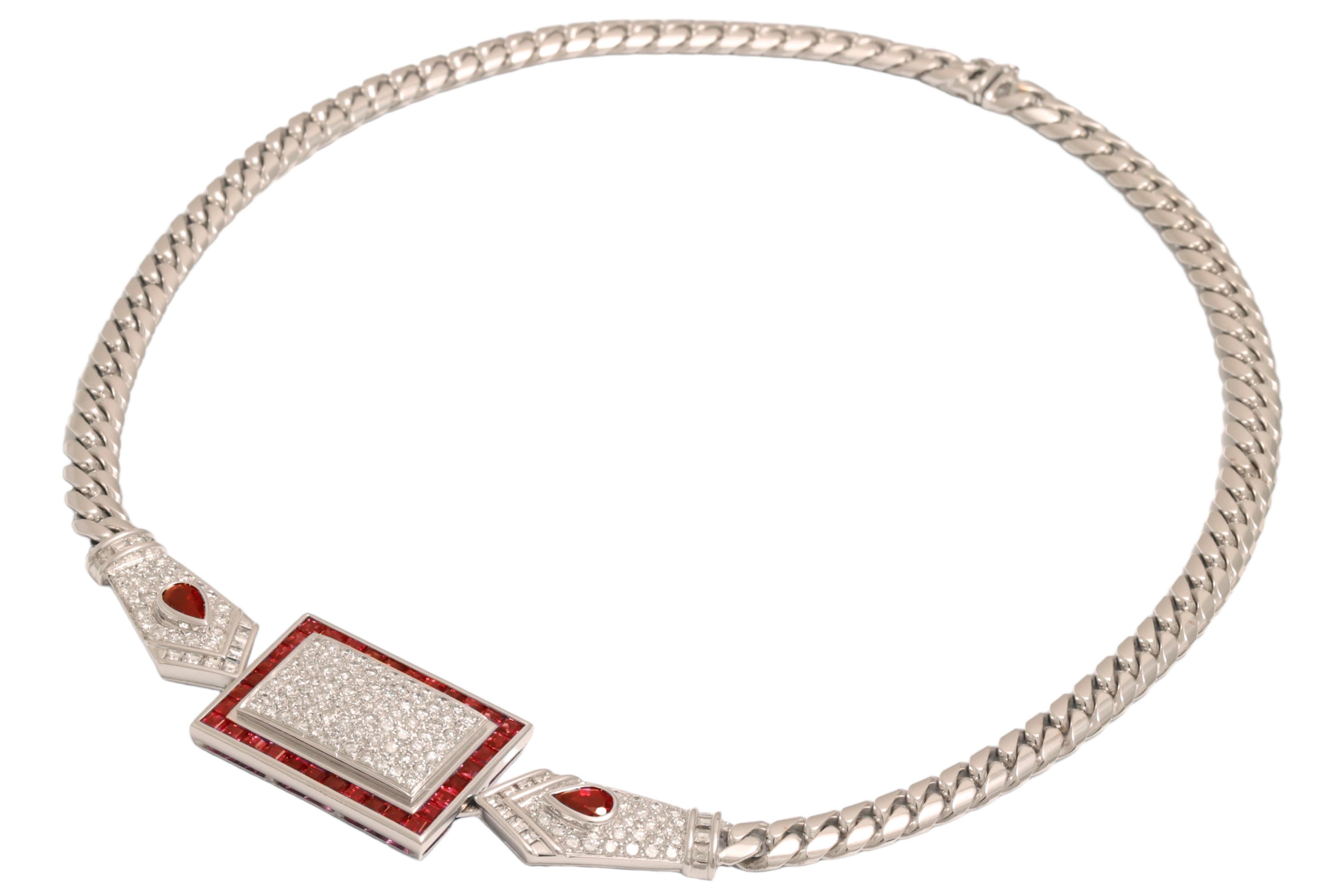 Atemberaubende und sehr originelle handgefertigte Halskette mit Diamanten und Rubinen 

Rubine : 34 Rubine im Prinzessinnenschliff und 2 birnenförmige Rubine, zusammen ca. 3,5 ct.

Diamanten : Diamanten im Brillantschliff ca. 4,62 ct.

MATERIAL: