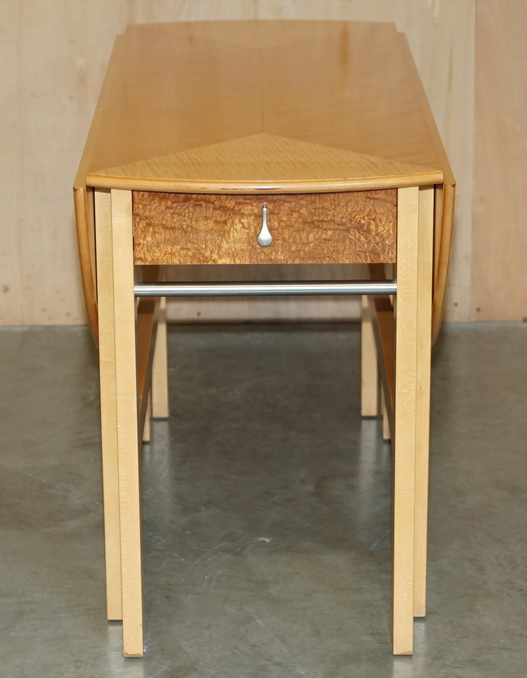 STUNNING ANDREW VARAH SATINWOOD WALNUT ROUND EXTENDING DINING TABLE WITH DRAWERs In Good Condition For Sale In West Sussex, Pulborough