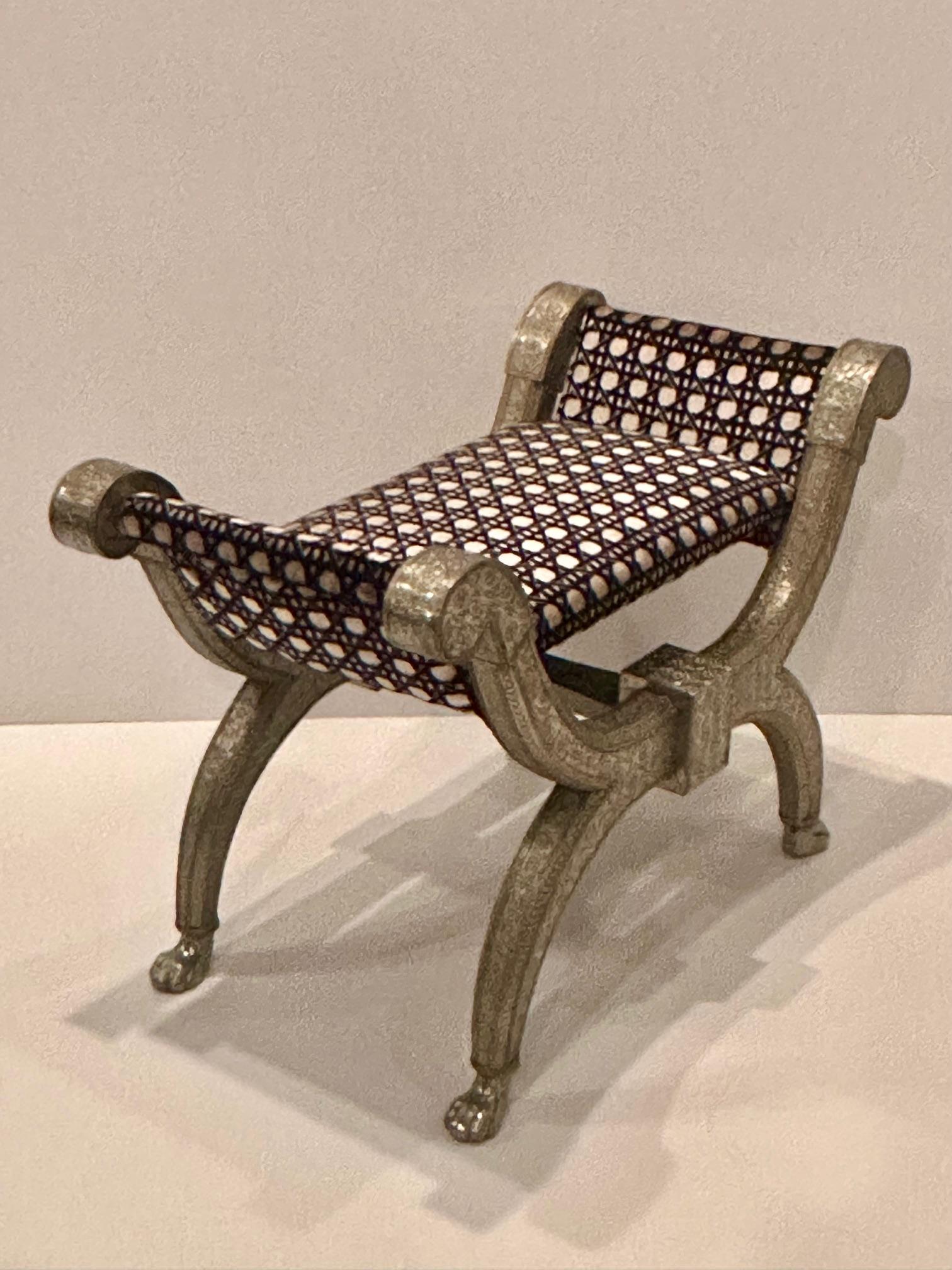 Superbe banc indien anglo-indien en métal recouvert d'argent et conçu de manière complexe en vente 3