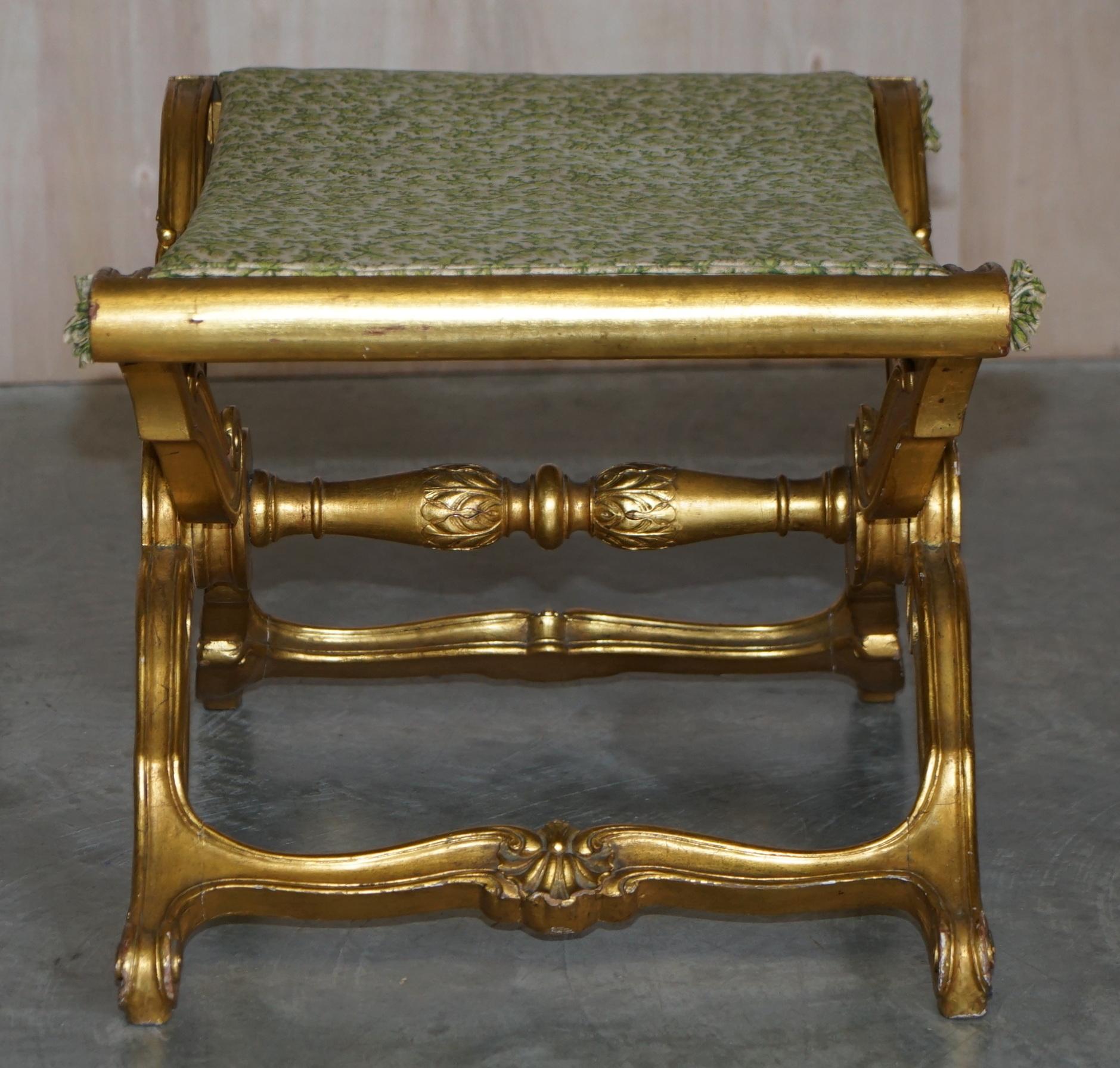 Superbe tabouret pliant ancien du 19ème siècle en bois doré sculpté à la main avec cadre et pliant en vente 3