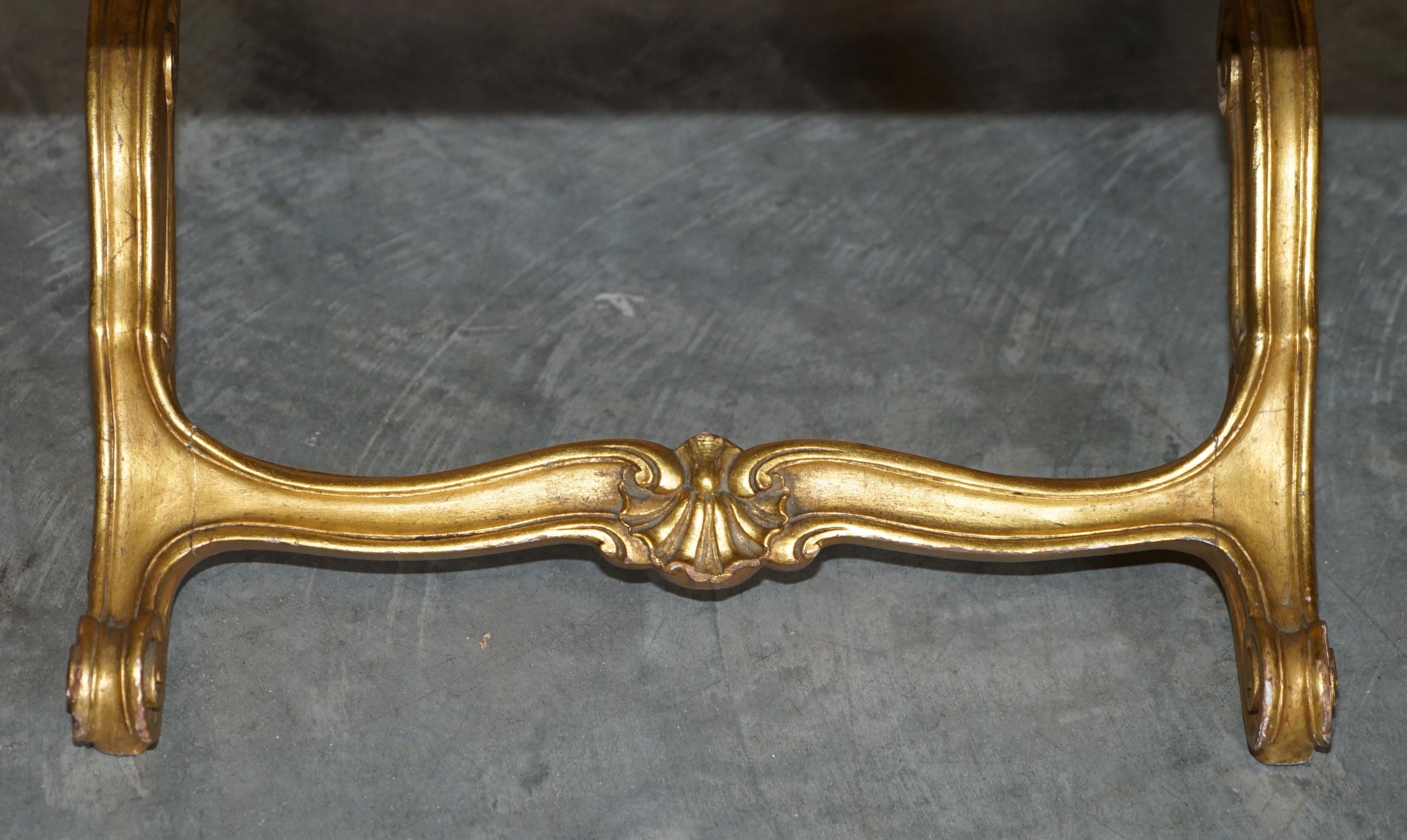Superbe tabouret pliant ancien du 19ème siècle en bois doré sculpté à la main avec cadre et pliant en vente 4