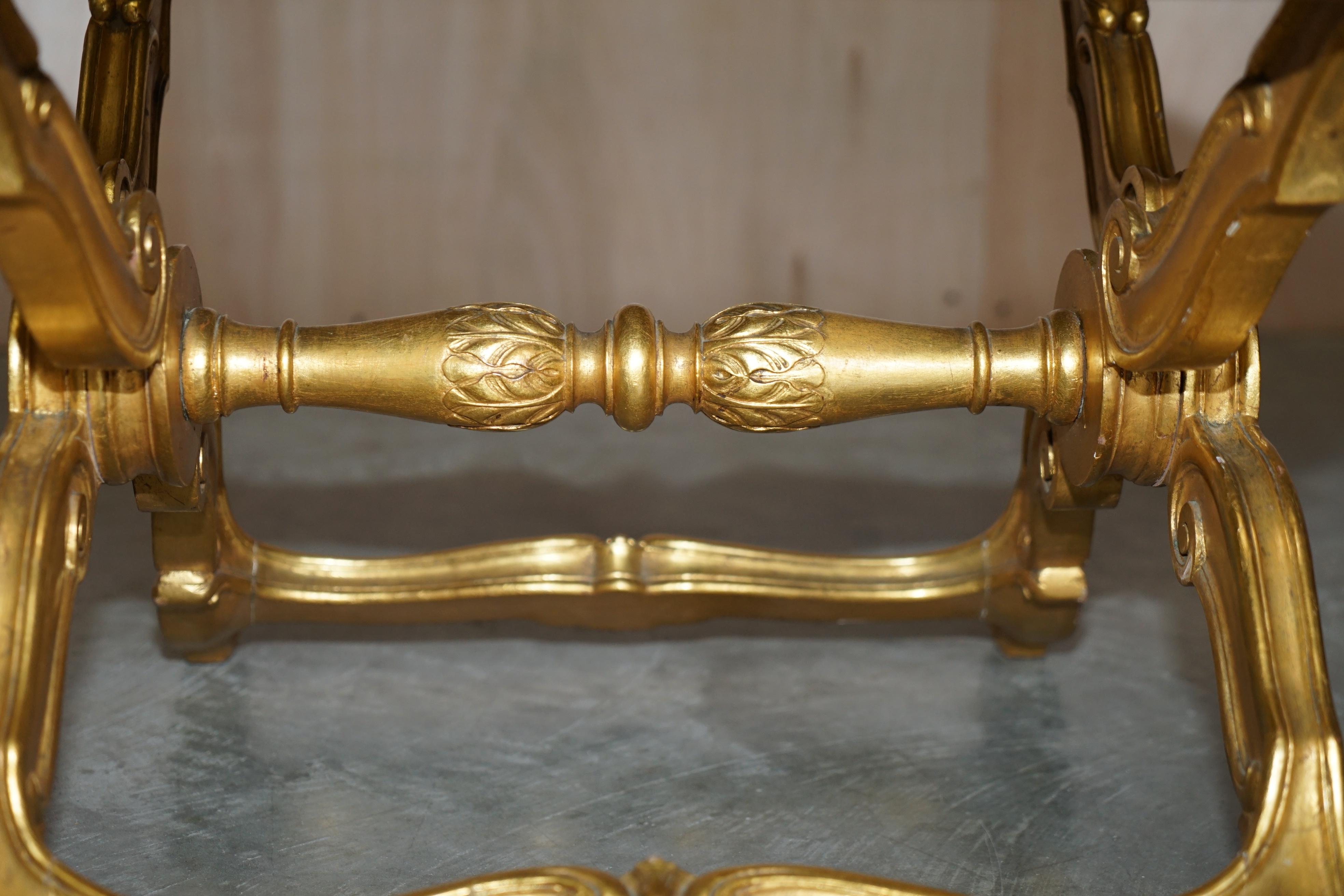 Superbe tabouret pliant ancien du 19ème siècle en bois doré sculpté à la main avec cadre et pliant en vente 6