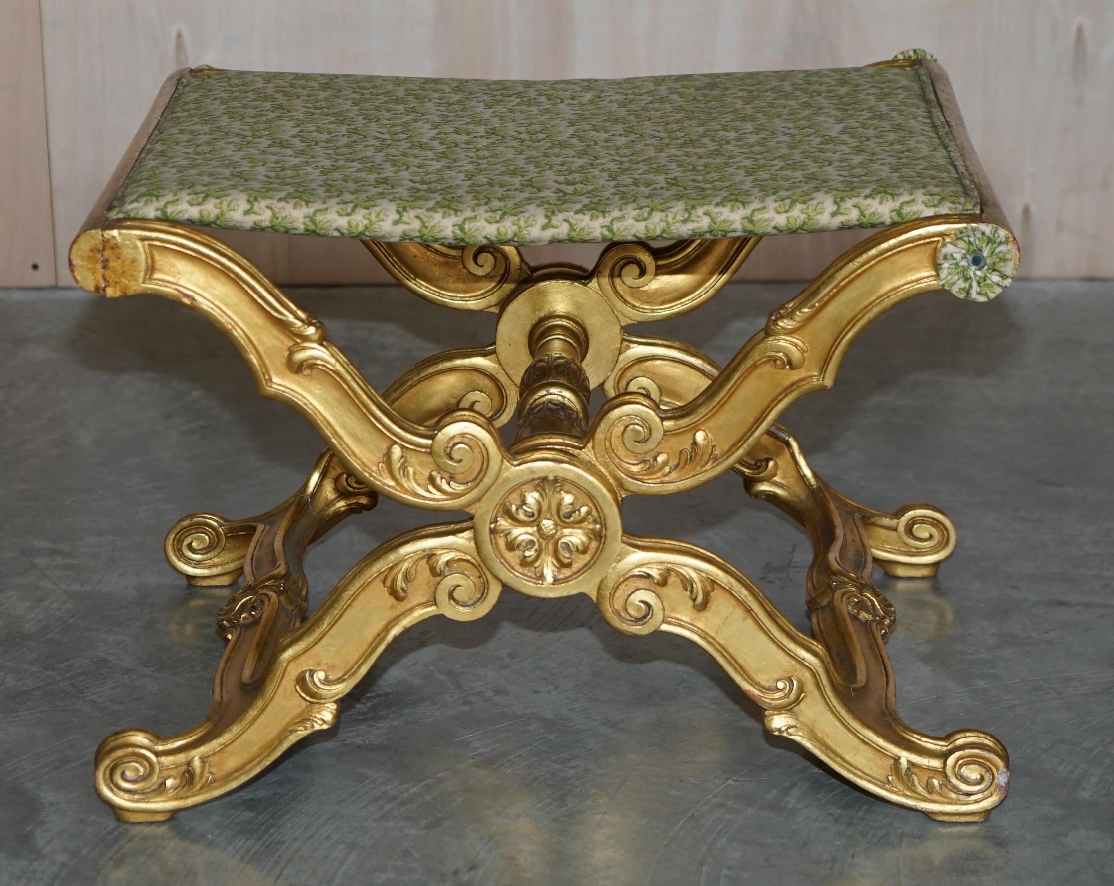 Superbe tabouret pliant ancien du 19ème siècle en bois doré sculpté à la main avec cadre et pliant en vente 7